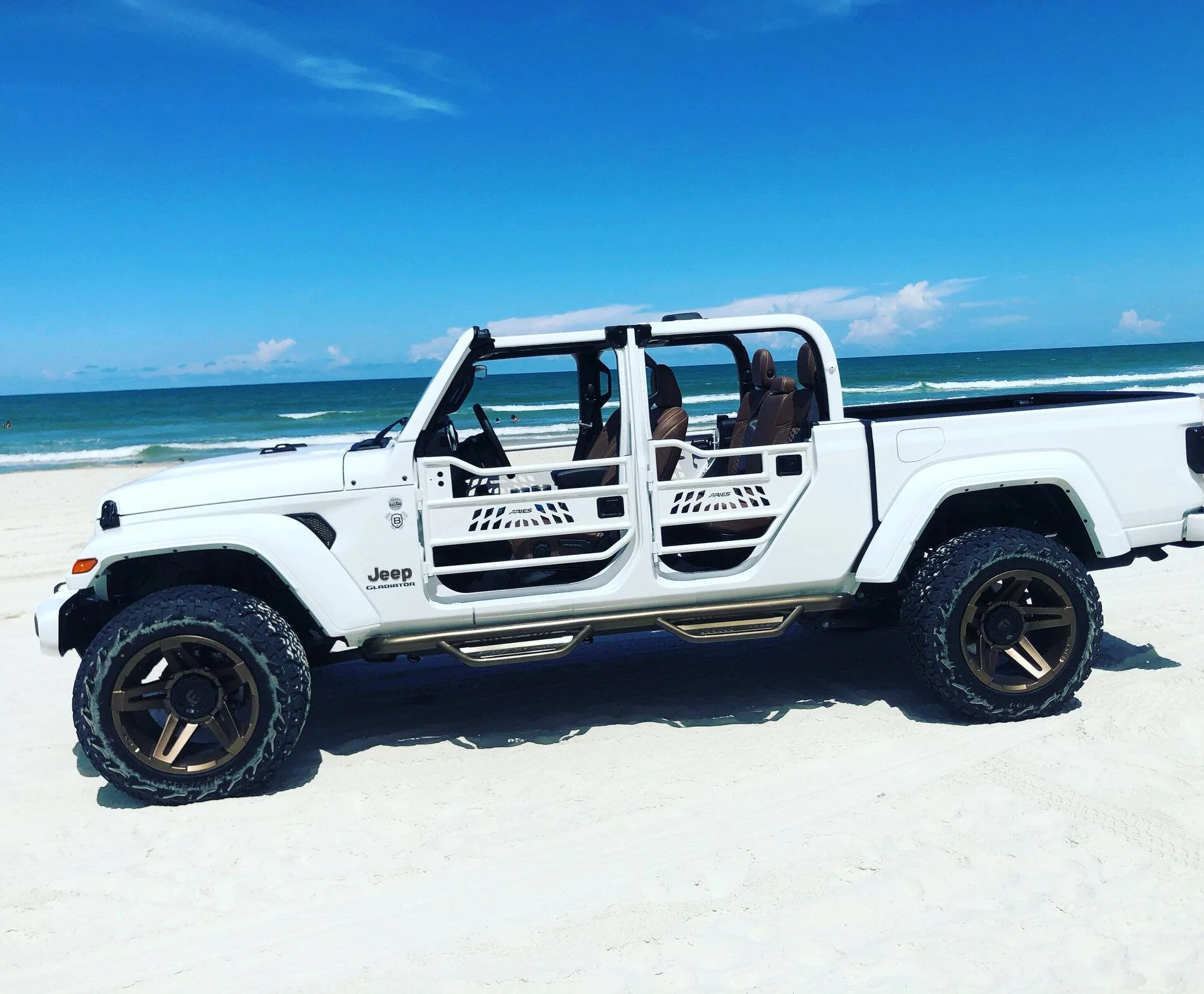 Jeep Gladiator Gladiator Glamour Shots 9AB1D6AB-19E9-4C0C-AA4F-8EEDB824CBA6