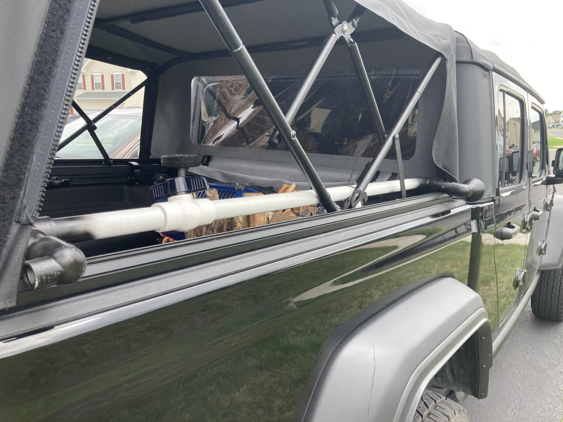 Jeep Gladiator Bestop teaser concept: folding soft cover / shell / topper for Gladiator bed E1AF80FB-52C6-474A-BF06-81C41F87948C