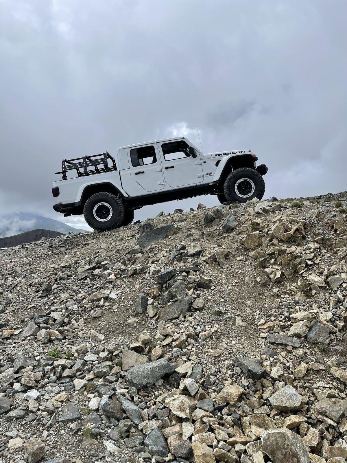 Jeep Gladiator BRIGHT WHITE Gladiator JT Club E978A5FC-9864-46D3-8A6F-3BC5E3B02F1A