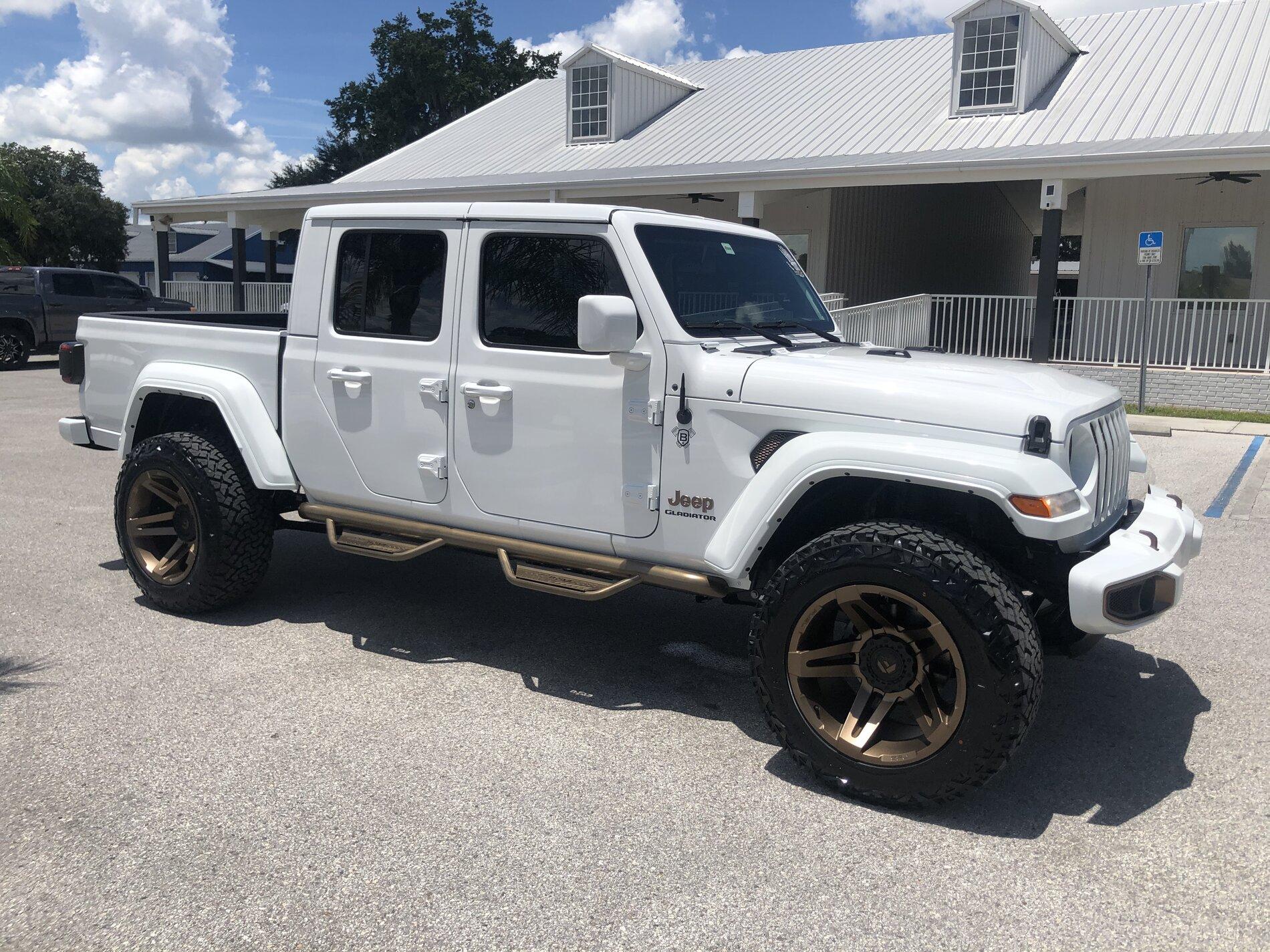 Jeep Gladiator BRIGHT WHITE Gladiator JT Club 2D3D8F24-7614-4138-BD6A-177BB6DD0D0A