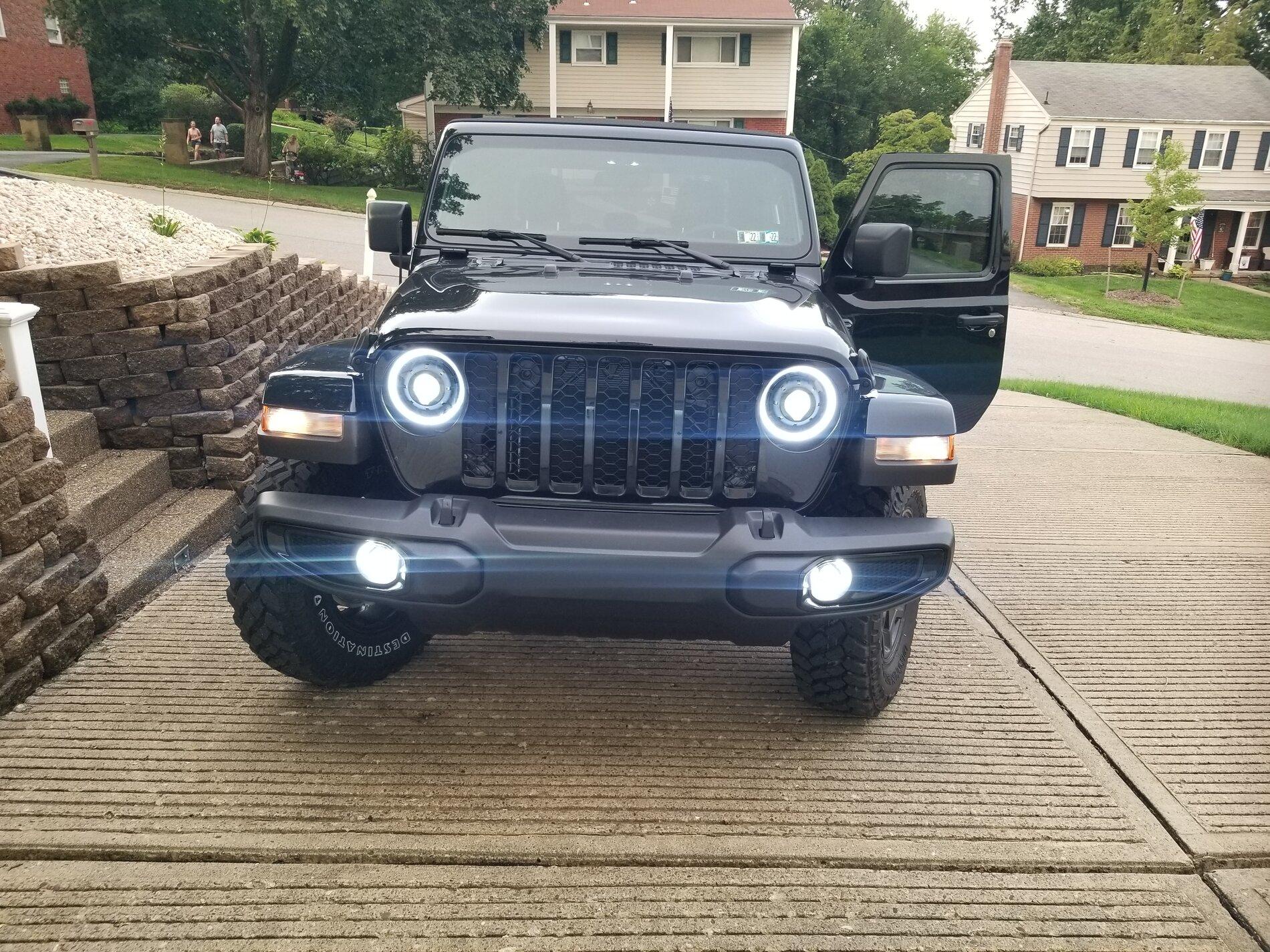 Jeep Gladiator Oculus halo lights and fog lights 20210819_194902