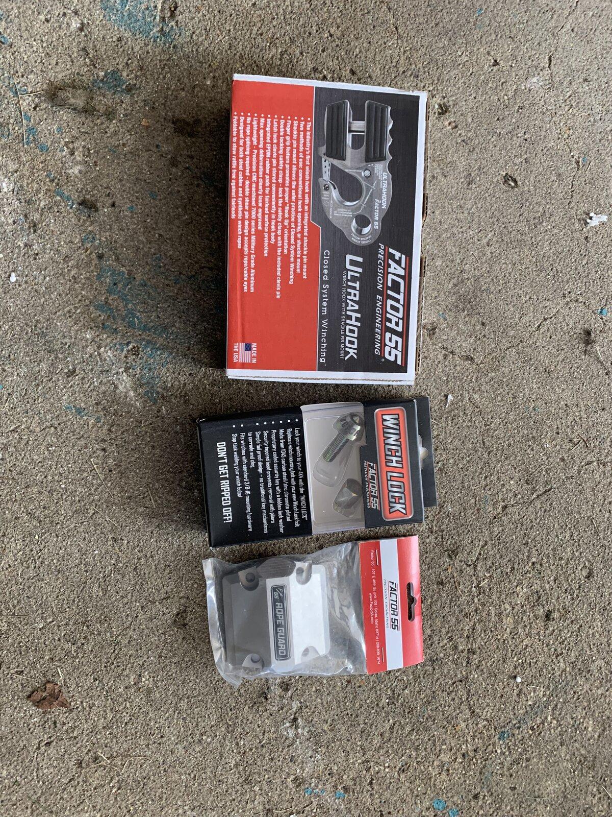 Jeep Gladiator Factor 55 ultrahook red / rope guard / winch lock 06443757-16CE-4D19-818B-97E7FB989DCC