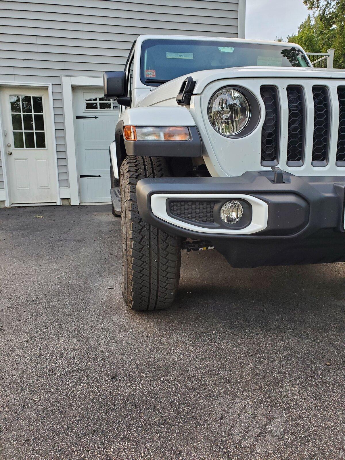 Jeep Gladiator Bright White 80th Anniversary build 20210817_190444
