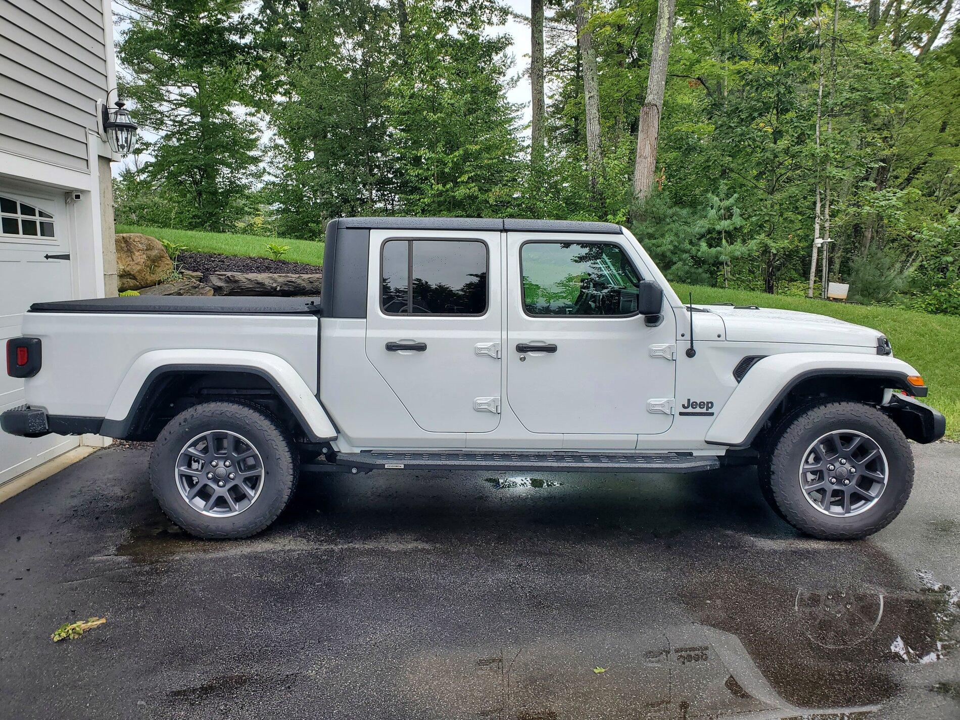 Jeep Gladiator Bright White 80th Anniversary build 20210820_103053