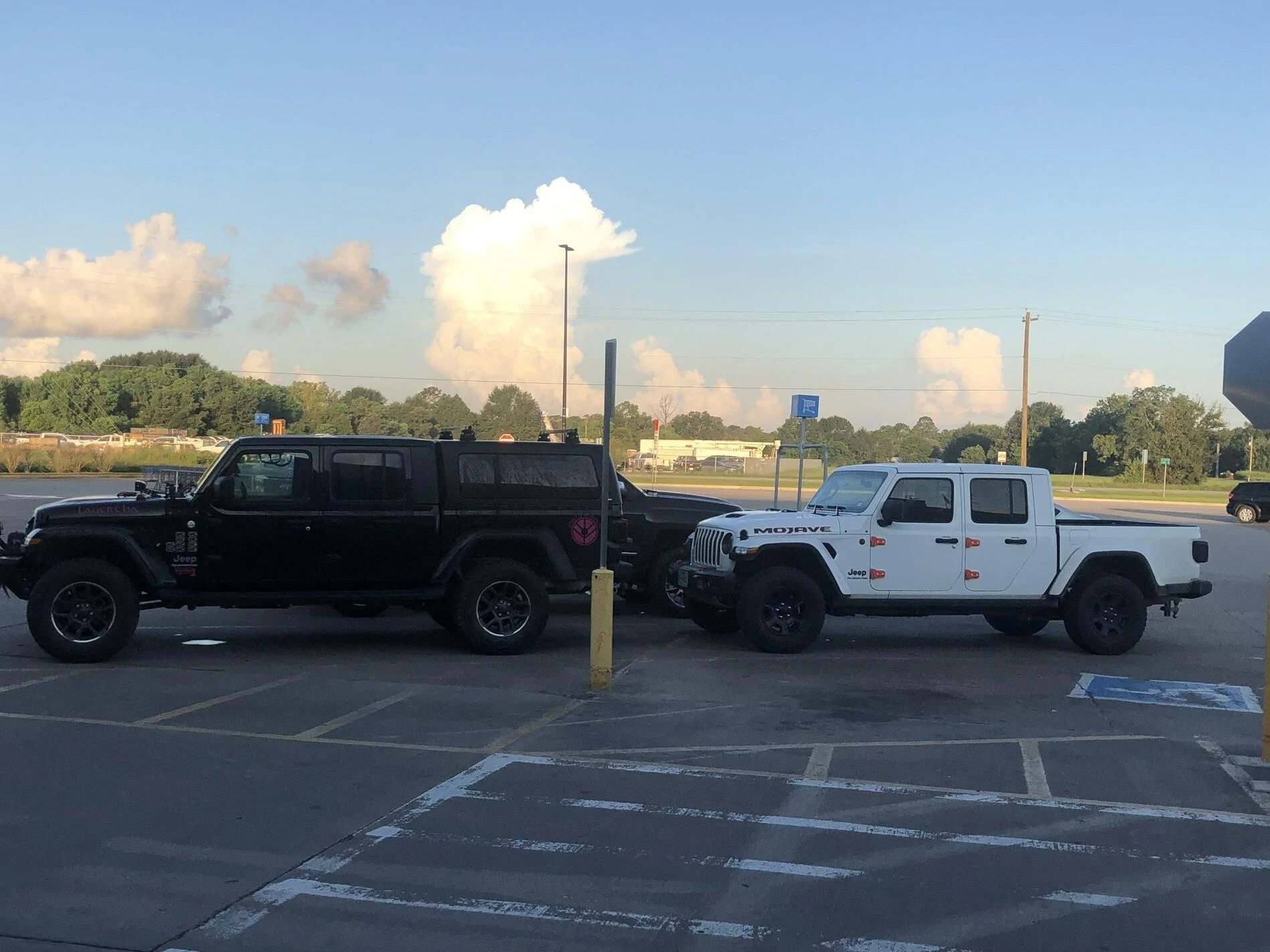 Jeep Gladiator Jeeps Parking Next To Jeeps 74F449E3-BDE7-41EC-A9E0-B6BEE0A07621