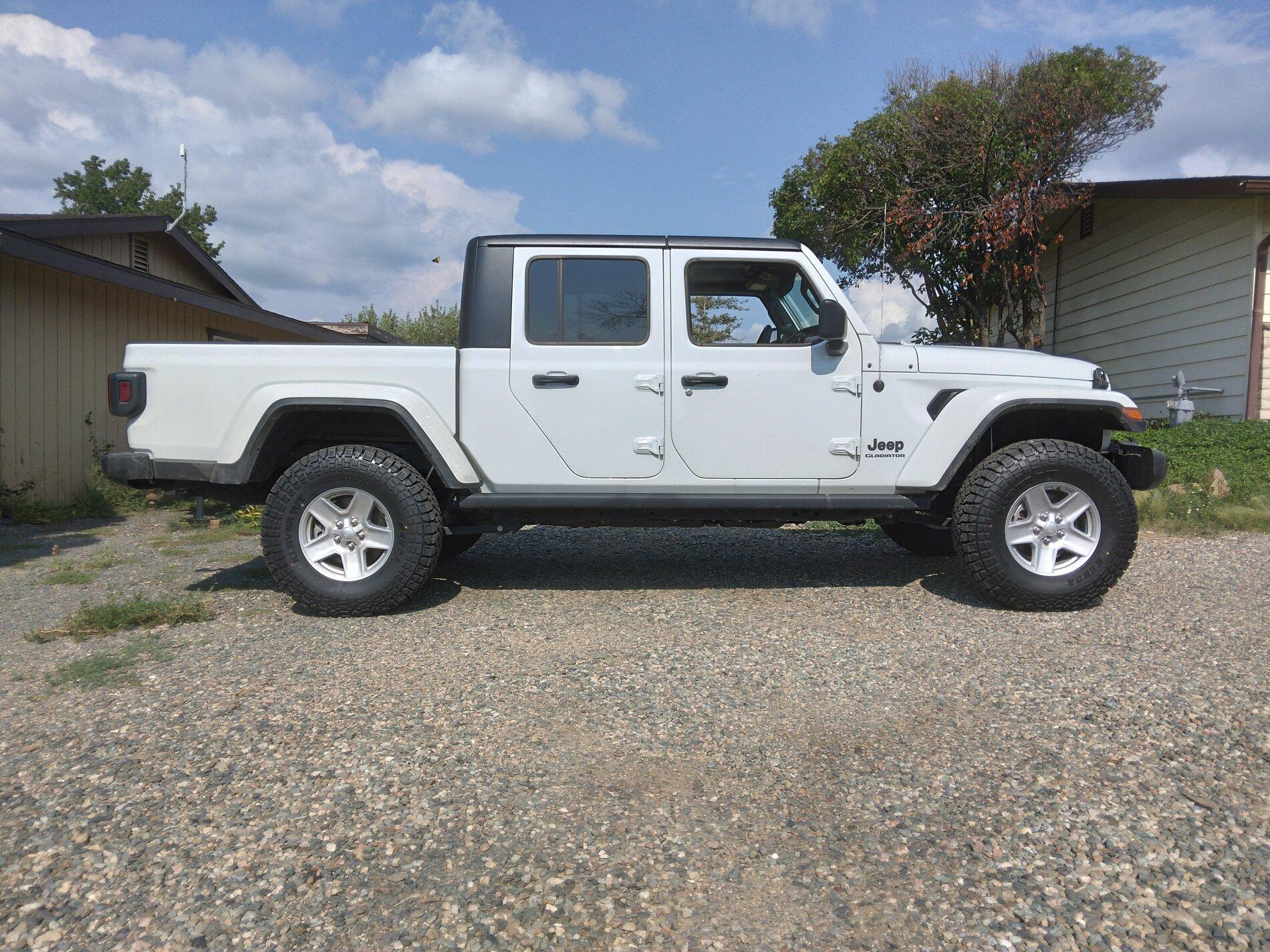 Jeep Gladiator Kenda Klevers 35/10.50/17 and rough country lift 20210817_154446