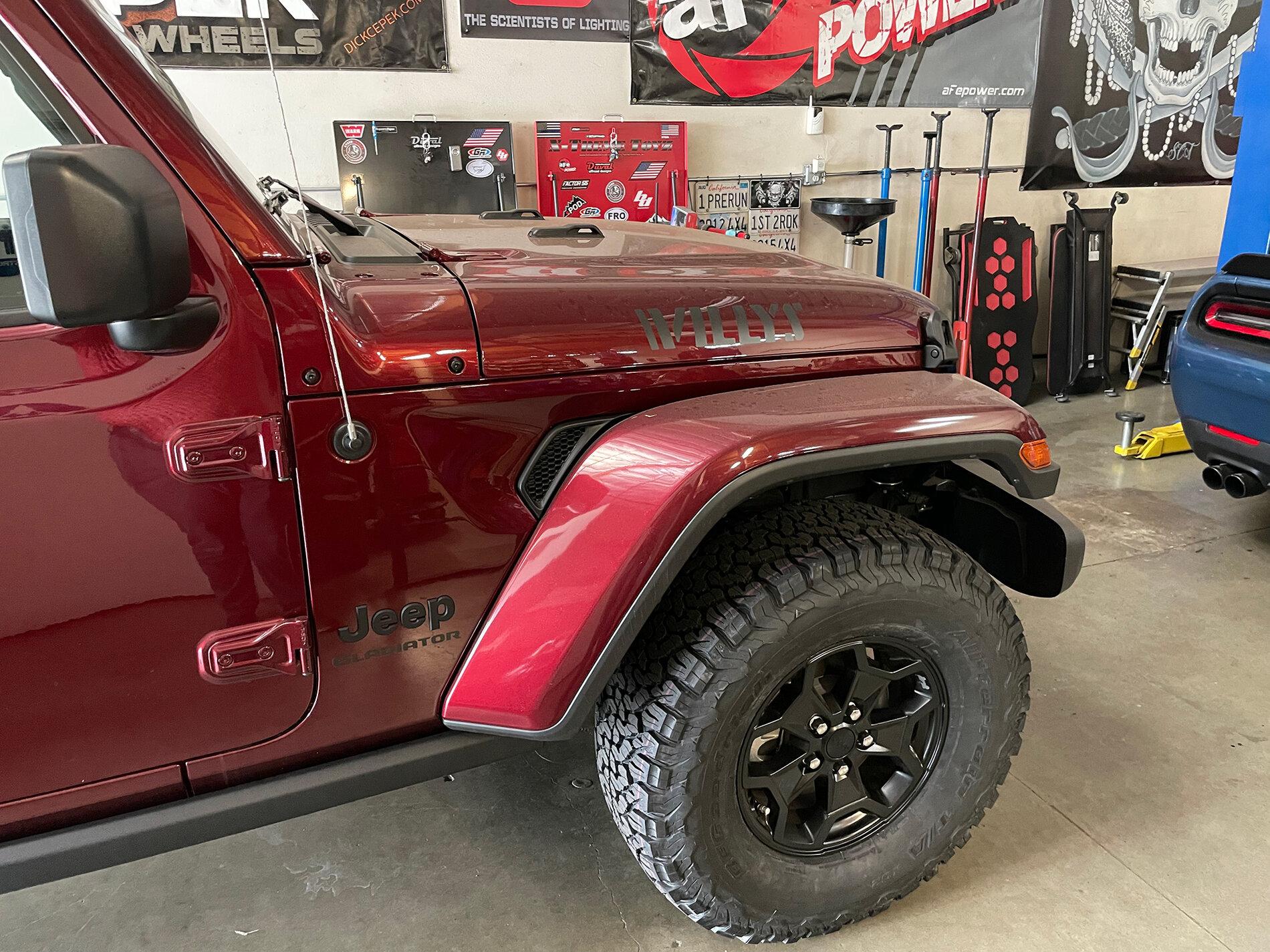 Jeep Gladiator 315/70r17 on stock Willys wheels and no lift (with pics!) snazz front fender