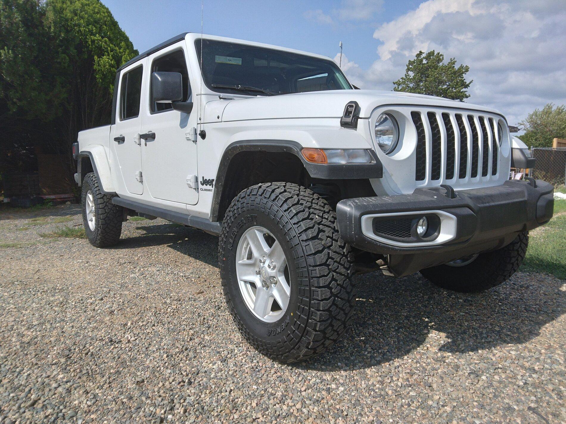 Jeep Gladiator Kenda Klevers 35/10.50/17 and rough country lift 20210817_154512