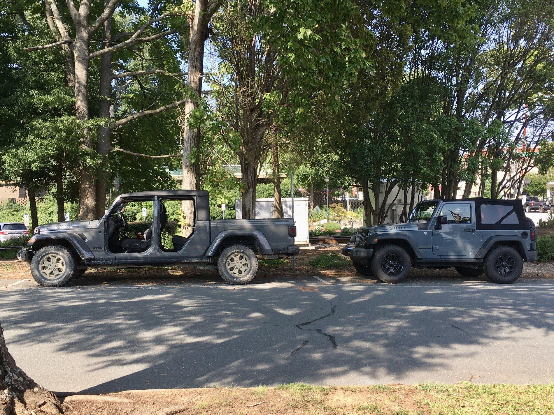 Jeep Gladiator Jeeps Parking Next To Jeeps D7F7B581-1244-47F4-9C71-4777F4A1449F