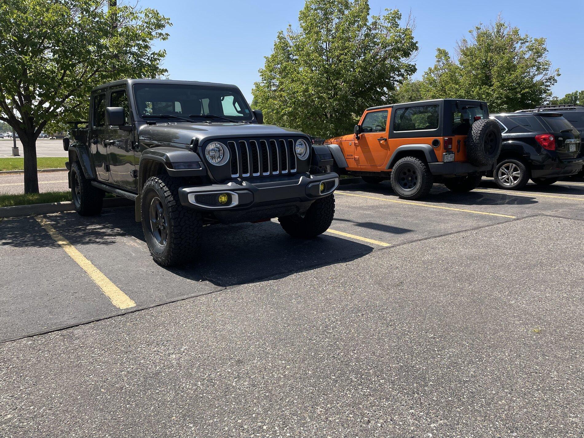 Jeep Gladiator Jeeps Parking Next To Jeeps DBE9CB67-8157-4C94-9B17-CD2C43700F1C