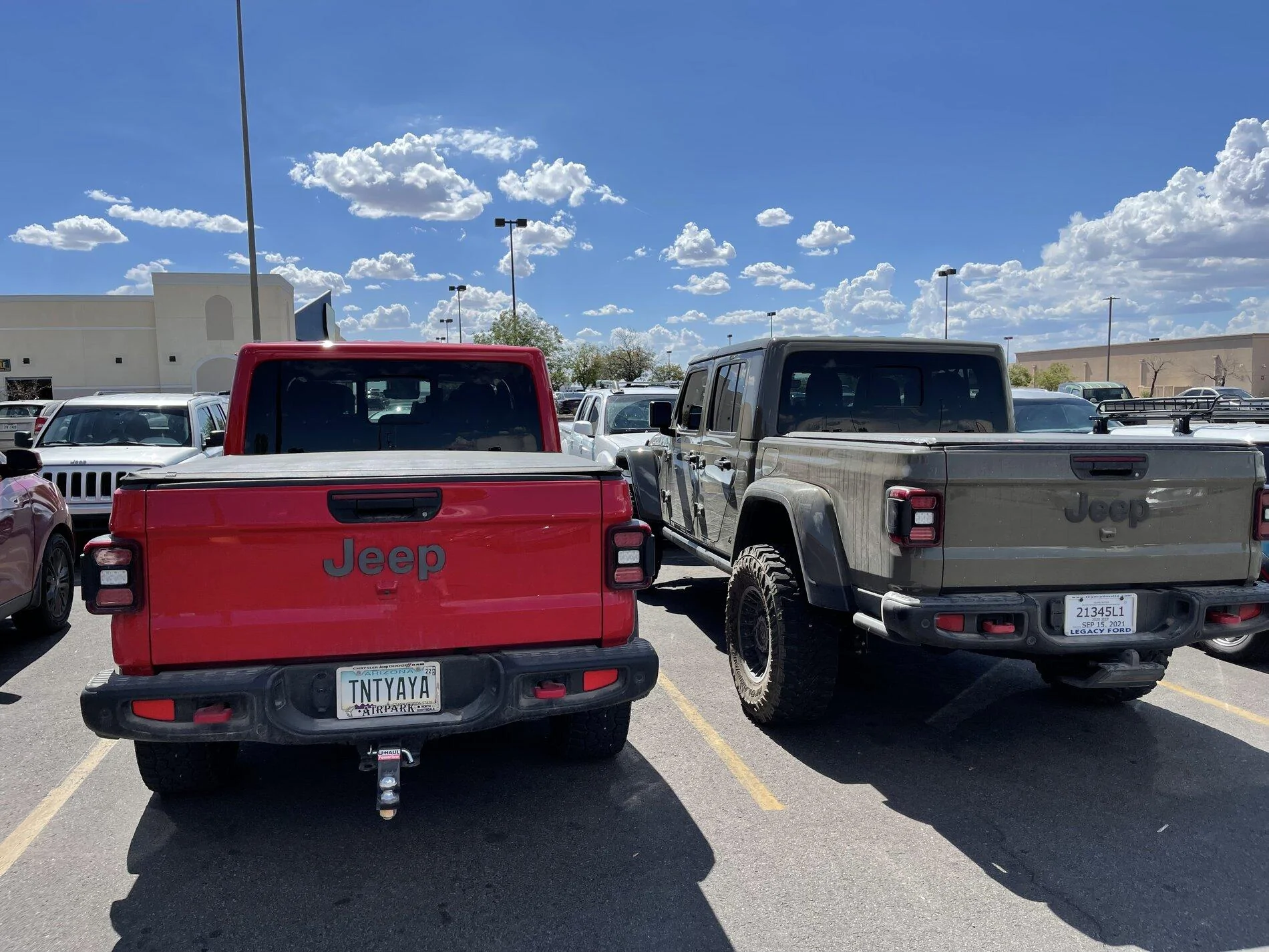 Jeep Gladiator Jeeps Parking Next To Jeeps 128E3C51-085A-4E4D-A003-F4A15007793F
