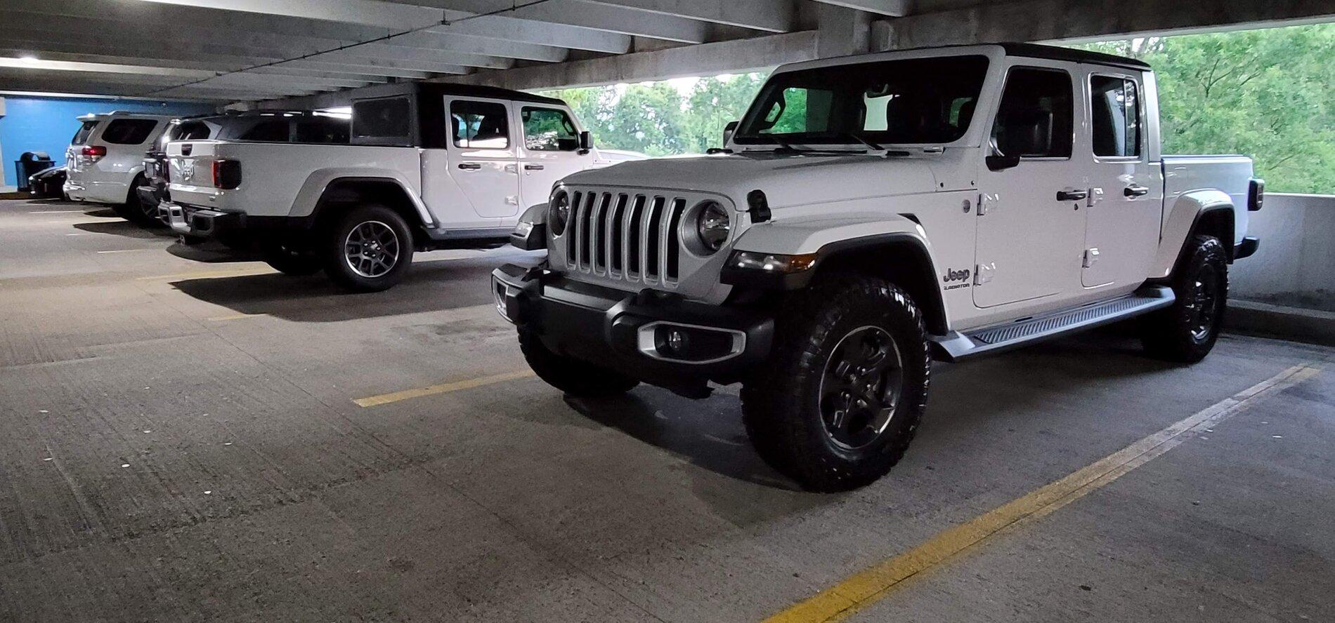 Jeep Gladiator Jeeps Parking Next To Jeeps 20210825_065923