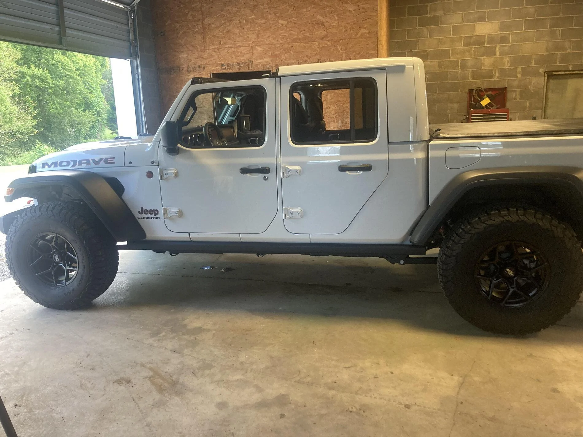 Jeep Gladiator Stock Mojave w/ 37s Thread jeep2