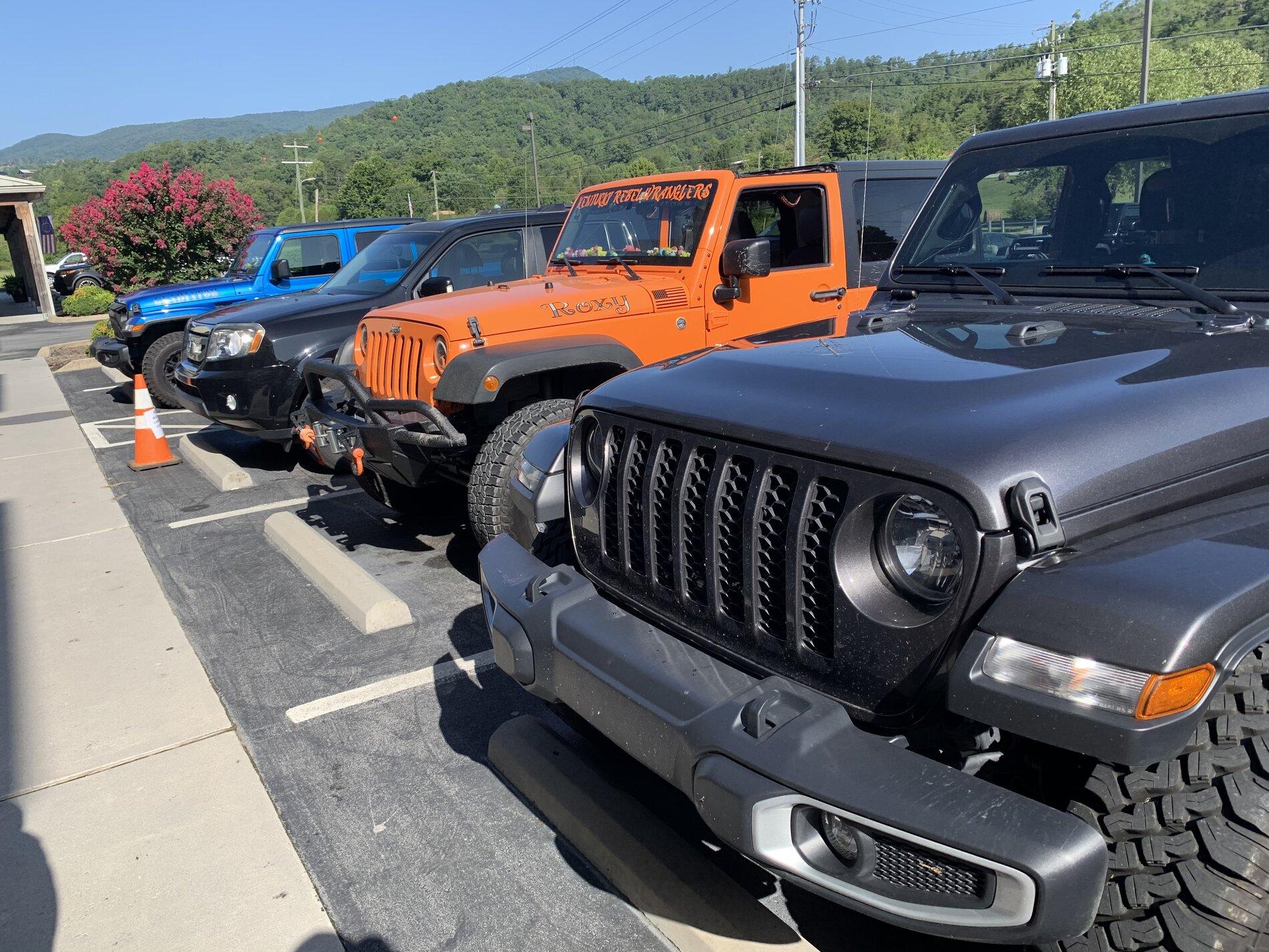 Jeep Gladiator Jeeps Parking Next To Jeeps F299C9B8-4BFC-4E63-A4CB-BCF4ABE66C9C