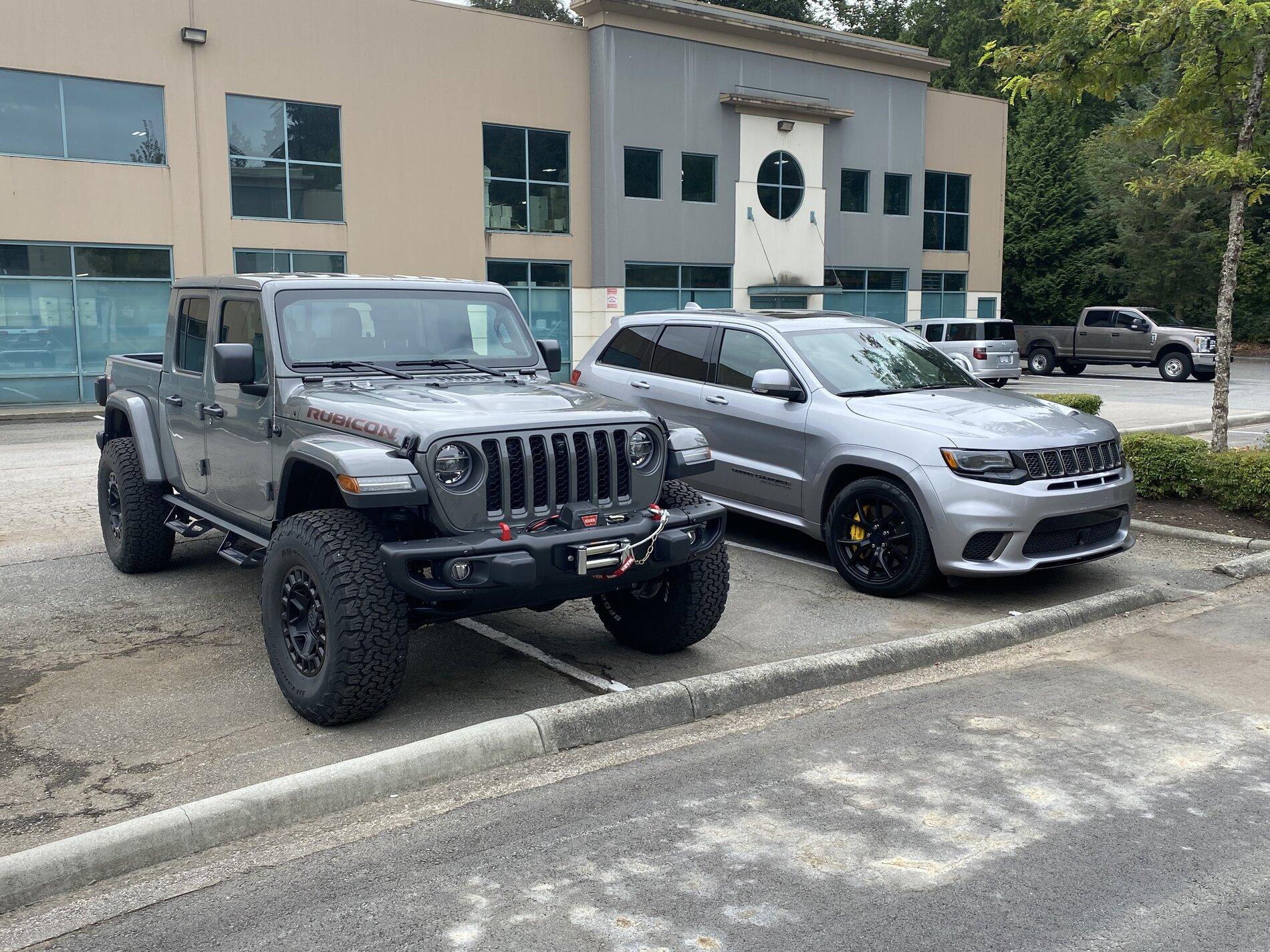Jeep Gladiator Jeeps Parking Next To Jeeps 7B34E28D-8C3A-4F68-B57A-C00AC6A5D114