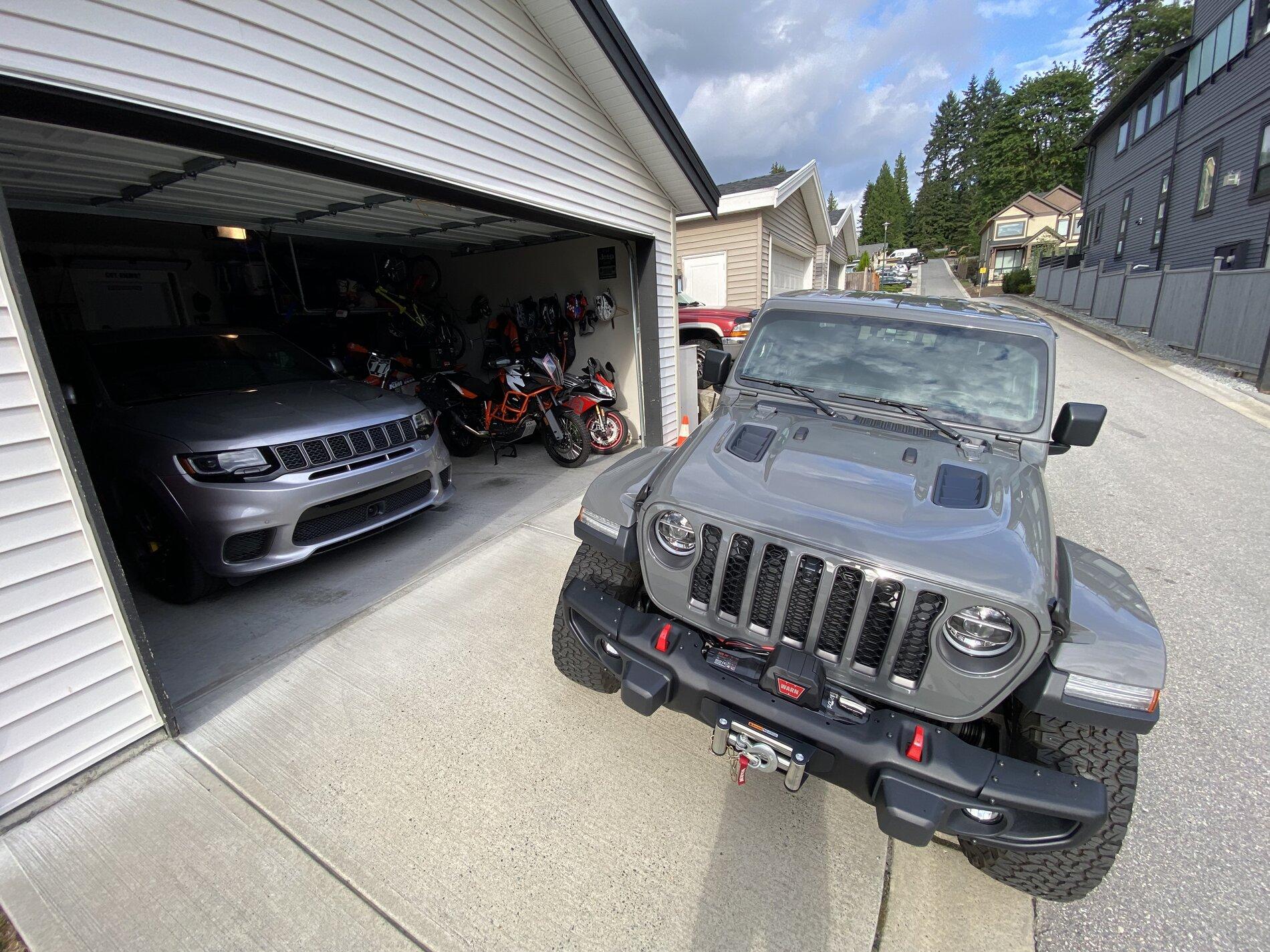 Jeep Gladiator Jeeps Parking Next To Jeeps 4FD3C598-7ADB-4EE6-8D53-CBB84C5AF9C0