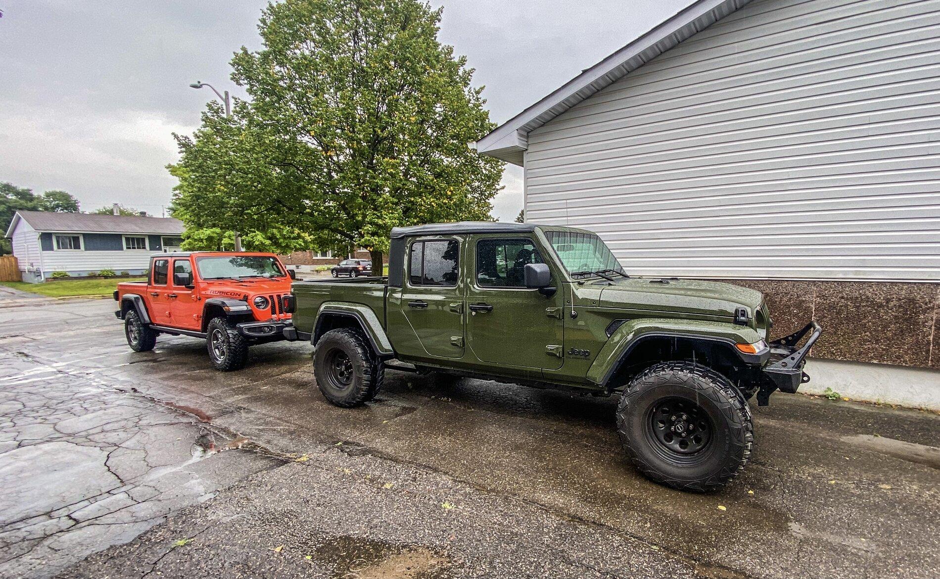 Jeep Gladiator Jeeps Parking Next To Jeeps 4EE068E3-3FA1-4F36-9BCF-F5E77DFF6CF7