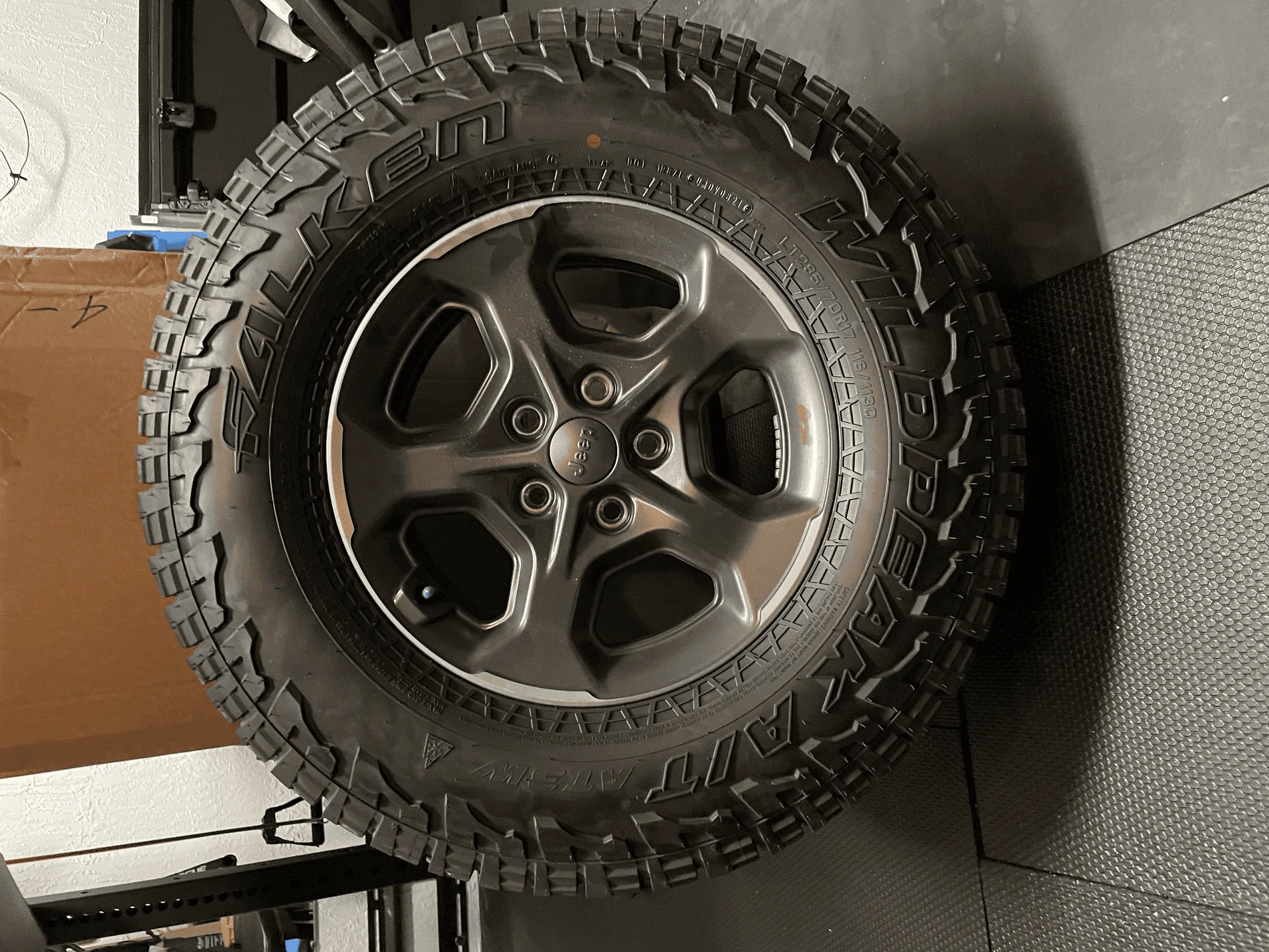 Jeep Gladiator Rubicon wheels and Falken Wildpeaks tempImageobSgoc