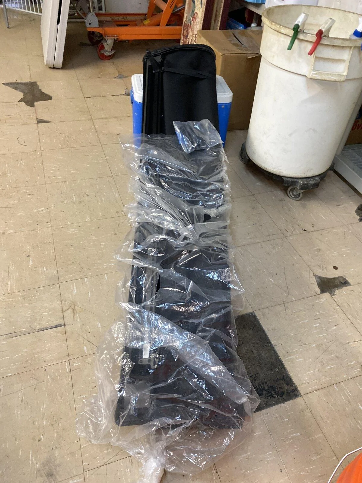 Jeep Gladiator JT Stock roll-up tonneau cover imag