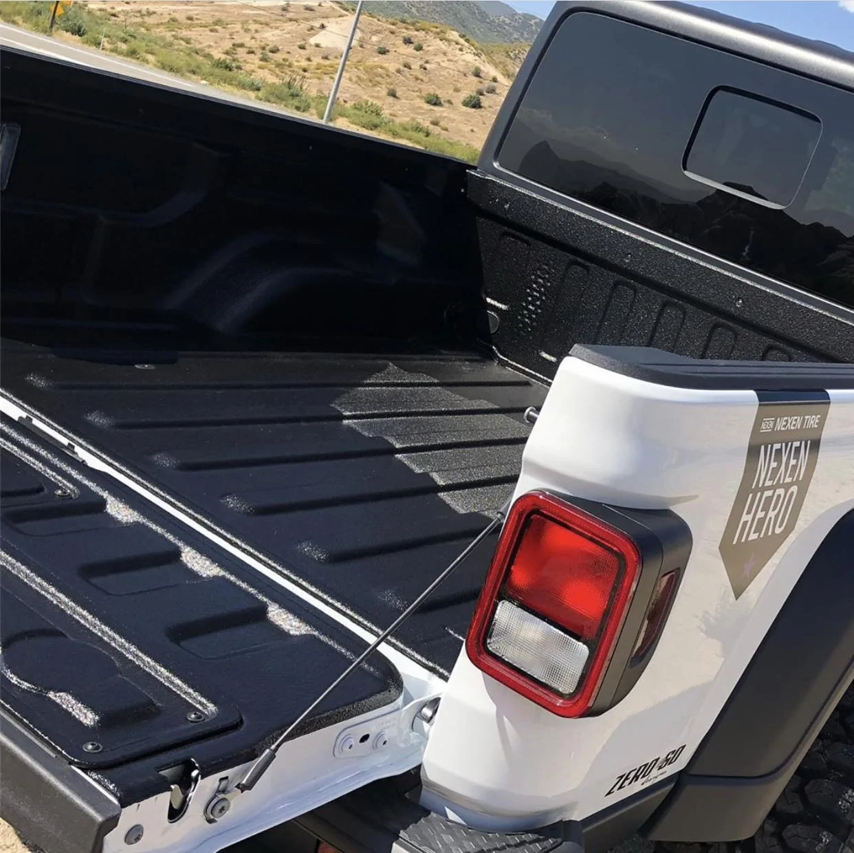 Jeep Gladiator BRIGHT WHITE Gladiator JT Club 983225D1-57EF-453E-967D-B67540317CEE