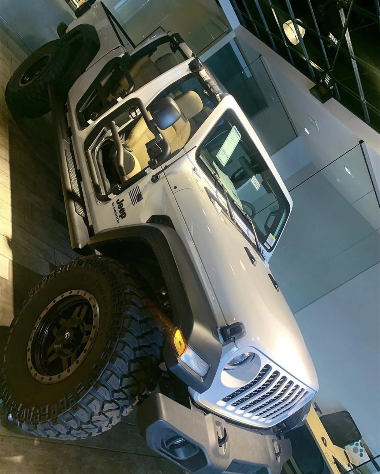 Jeep Gladiator BRIGHT WHITE Gladiator JT Club E0B75662-762B-4F7A-AE1F-48E8FCDFDBC7