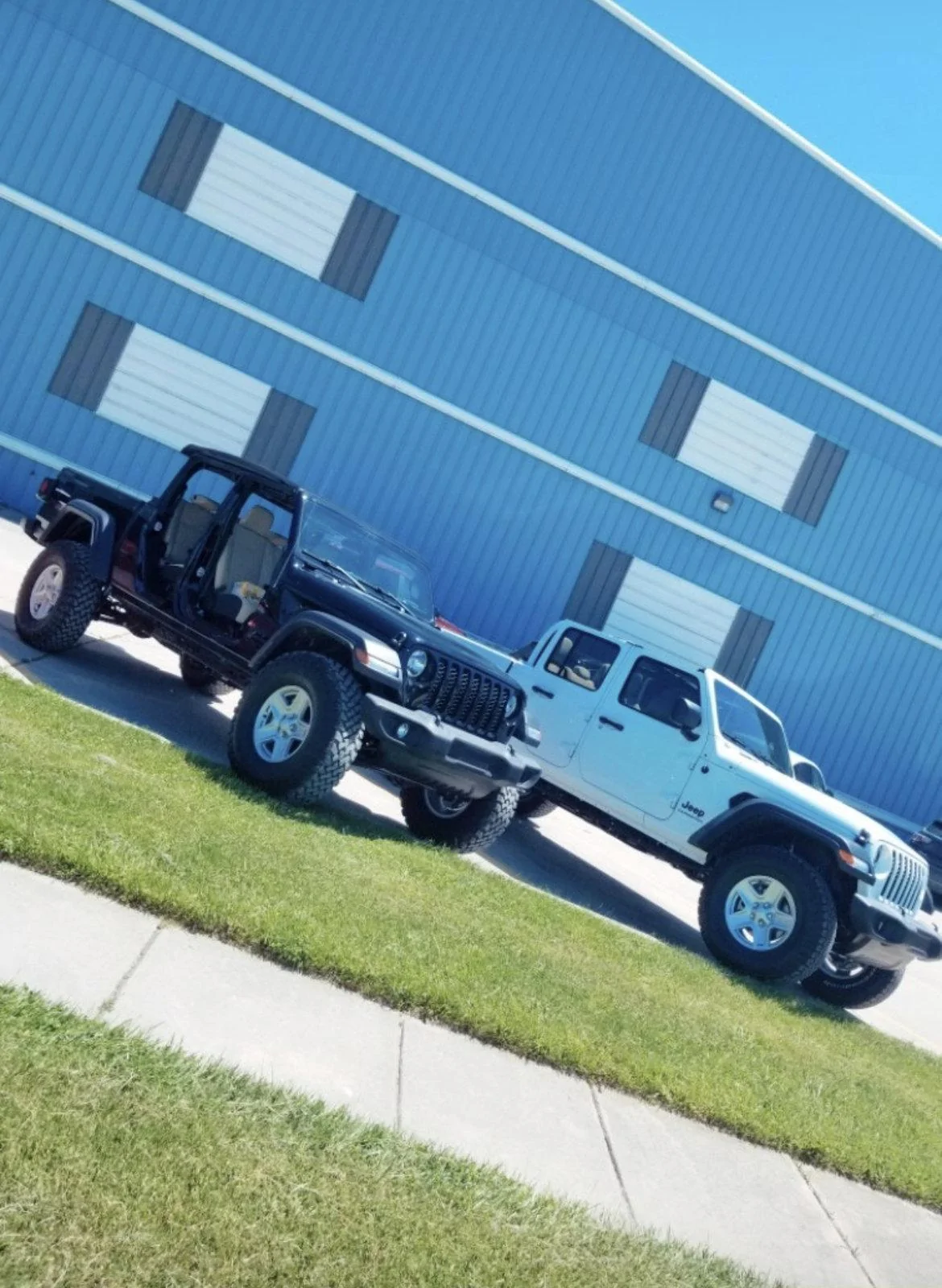 Jeep Gladiator BRIGHT WHITE Gladiator JT Club 72B12168-1D5F-40BD-B48D-70818A28868B