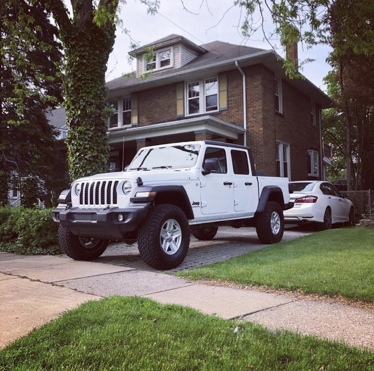 Jeep Gladiator BRIGHT WHITE Gladiator JT Club 098B315F-0DC0-4882-9977-61C7A7B2EAB4