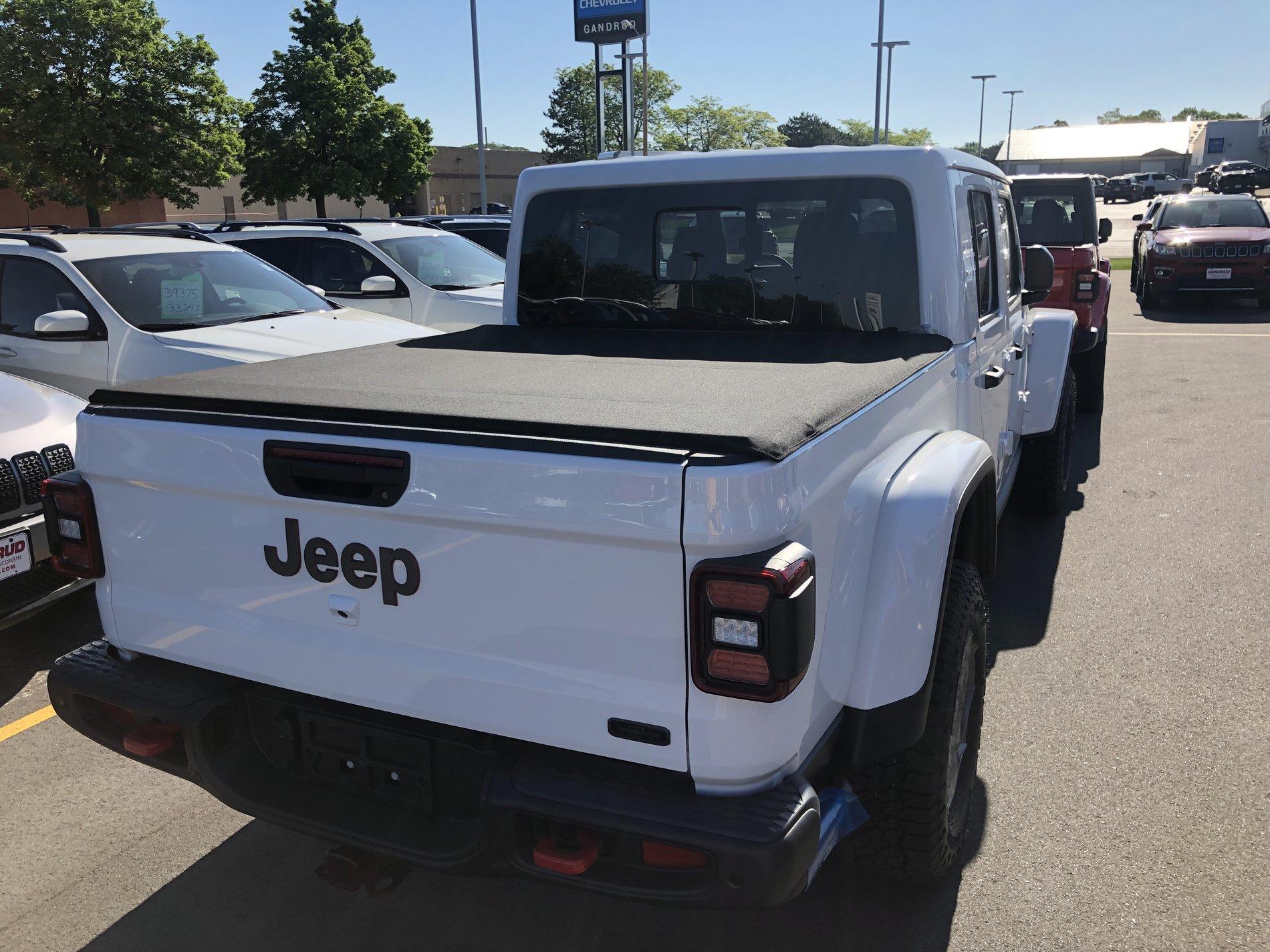 Jeep Gladiator BRIGHT WHITE Gladiator JT Club BDE97F3E-E4E9-480E-837D-CFBBF9C99888