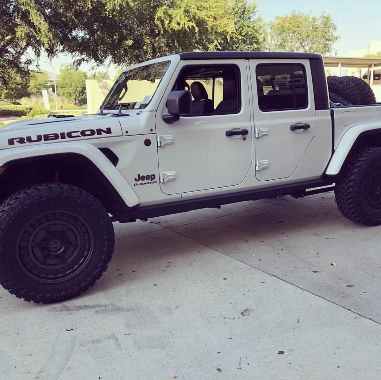 Jeep Gladiator BRIGHT WHITE Gladiator JT Club 8E3A8518-627B-4DF3-8E35-9D8DB2BEA2EE