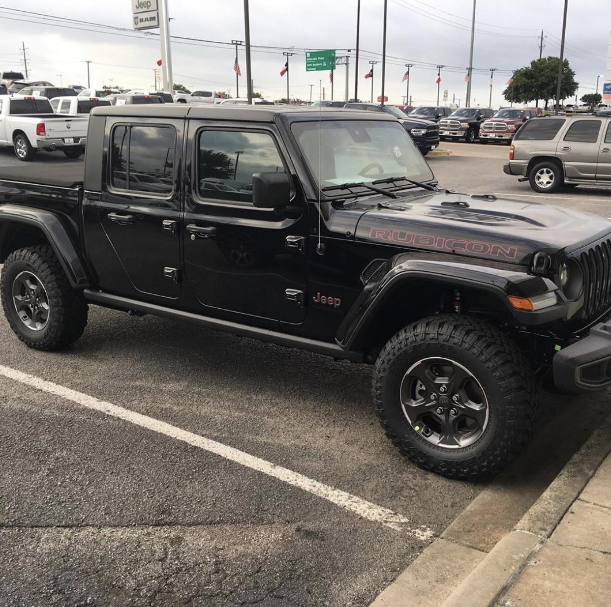 Jeep Gladiator BLACK Gladiator JT Club 2936462D-E760-4DA7-89B2-01435112AD39