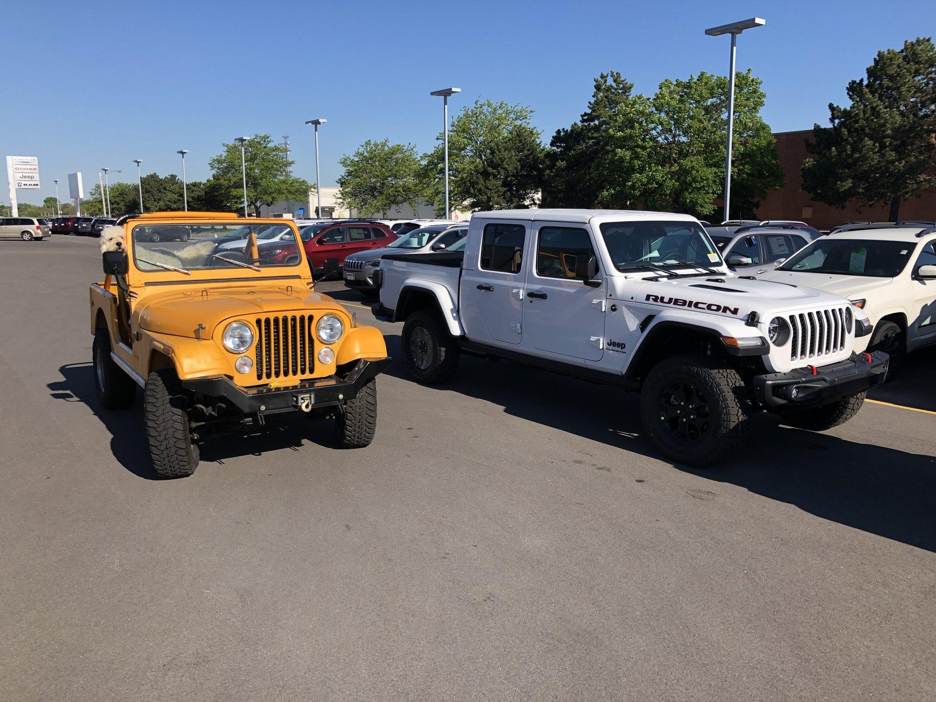 Jeep Gladiator Jeeps Parking Next To Jeeps F2F97BCA-9B8F-4277-9647-ED39FA01468B