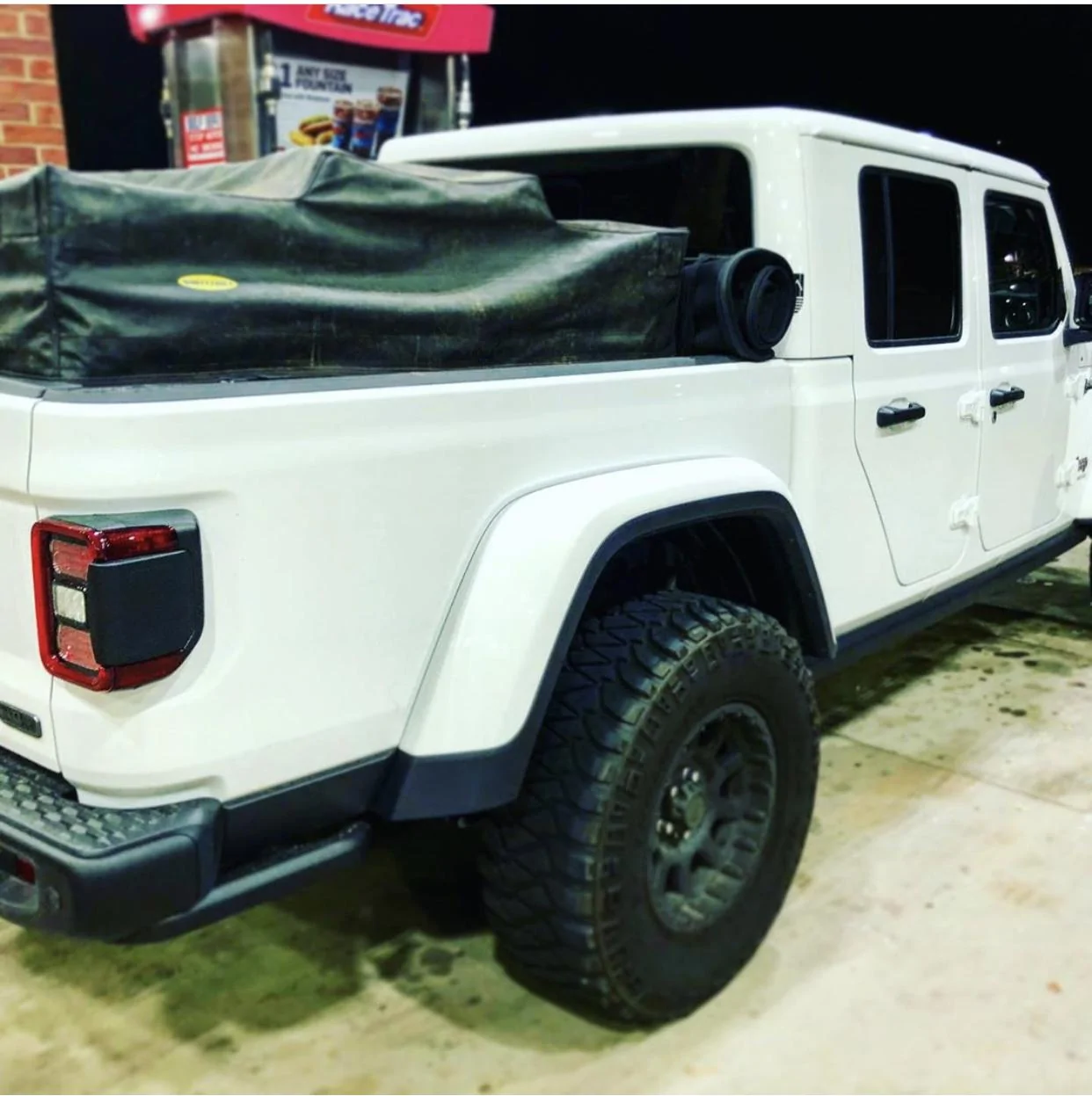 Jeep Gladiator BRIGHT WHITE Gladiator JT Club C7B1F4CB-203D-40CE-8A64-BD919E1210D3
