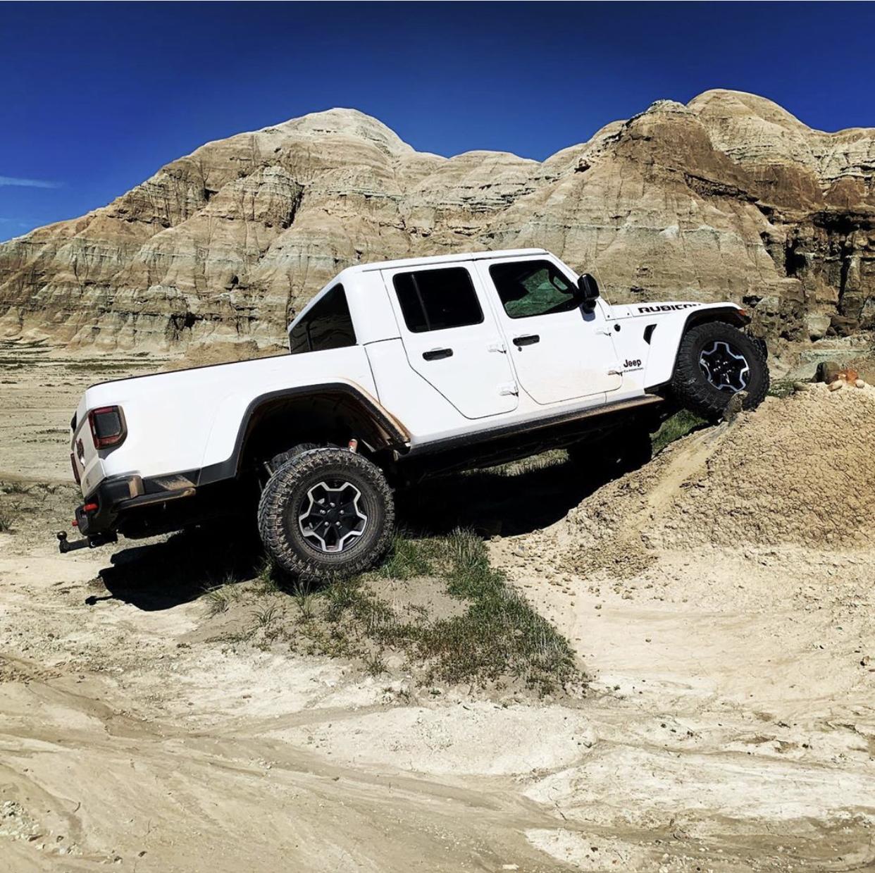 Jeep Gladiator BRIGHT WHITE Gladiator JT Club 98B1C83F-7403-4906-8948-ED1EABCE5707