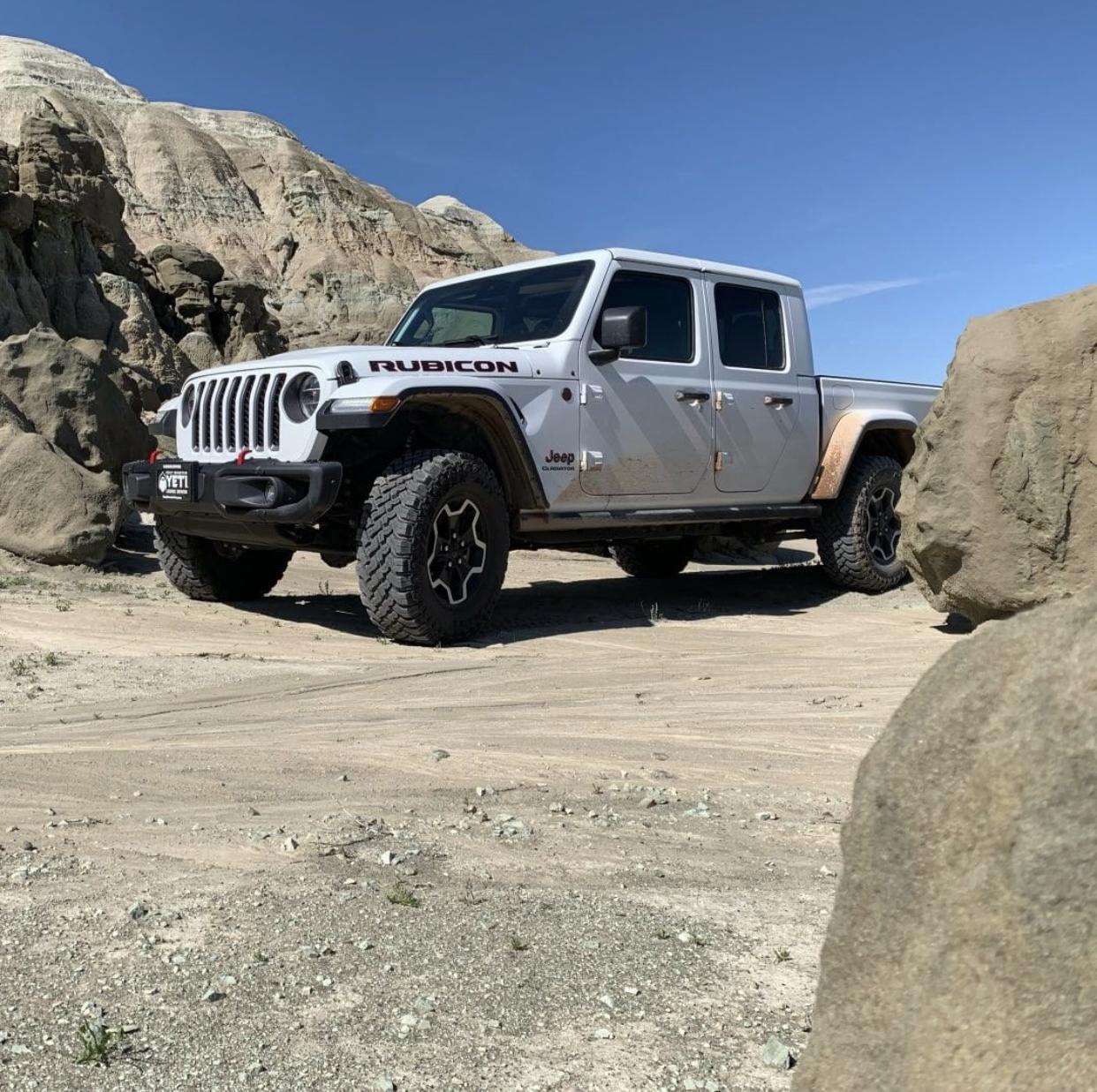 Jeep Gladiator BRIGHT WHITE Gladiator JT Club B93AD4CA-006D-48F6-BC3D-9816954234D6