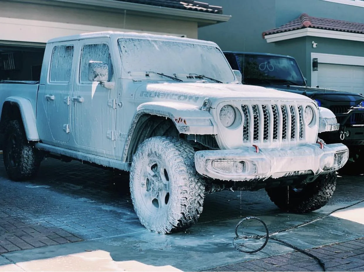 Jeep Gladiator BRIGHT WHITE Gladiator JT Club 048BA339-0779-4AB5-B3C7-5C501FB22F0C