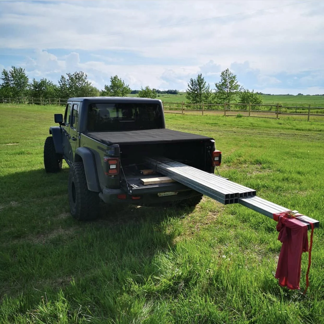 Jeep Gladiator Finally the bed hauling... CF383D88-4D9E-4A88-802F-0238937F5273