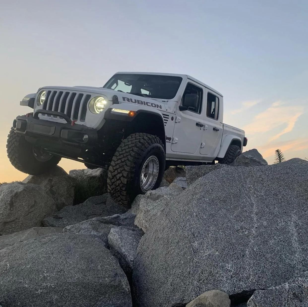 Jeep Gladiator BRIGHT WHITE Gladiator JT Club 963B69AF-E7D4-4DCB-8E61-977A7763218E