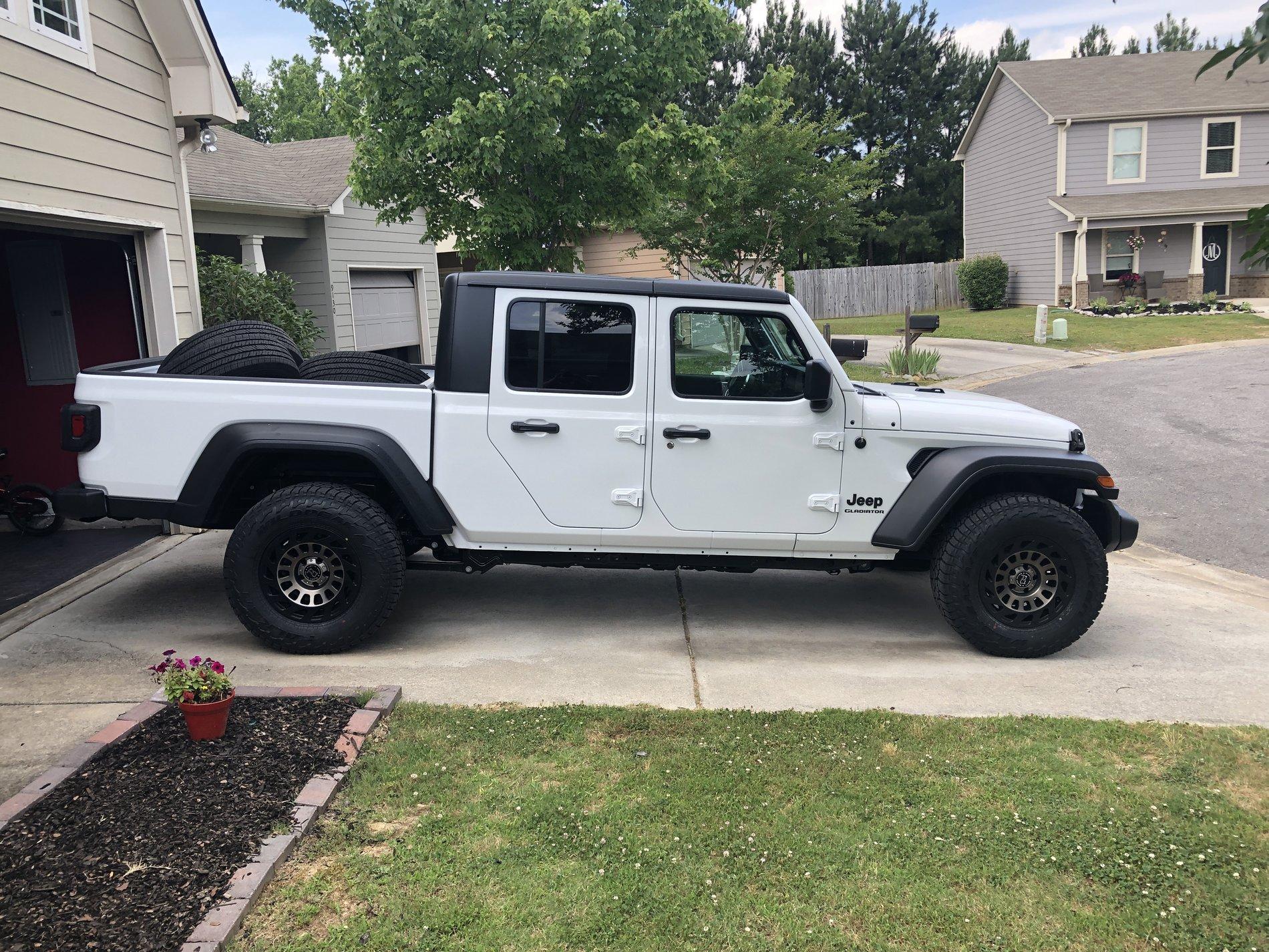 Jeep Gladiator bigger tires on unlifted Sport S sport s 33's #1