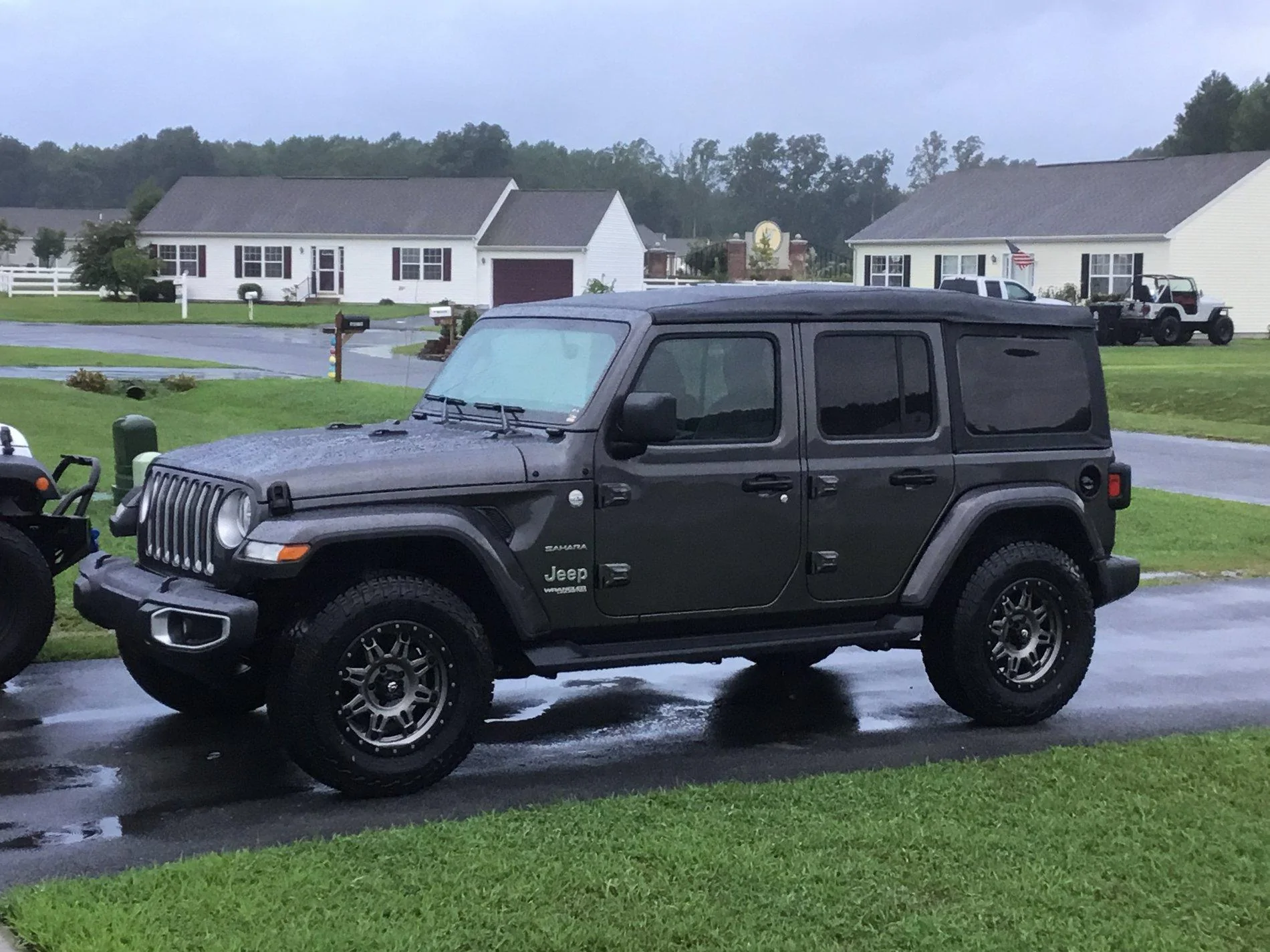 Jeep Gladiator bigger tires on unlifted Sport S IMG_0808