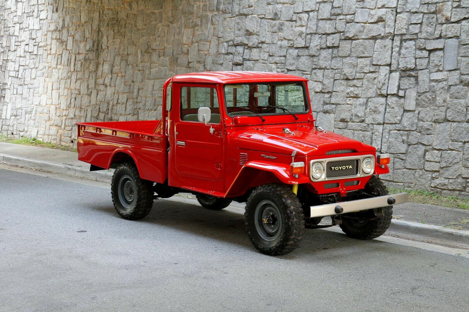 Jeep Gladiator While waiting, check out and drool over this FJ45 nd62P7N