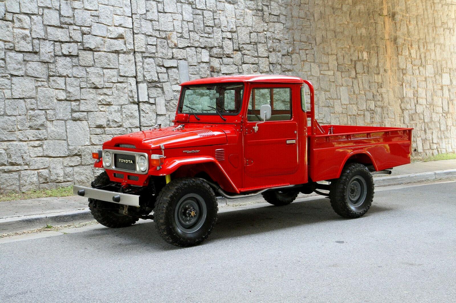 Jeep Gladiator While waiting, check out and drool over this FJ45 Kchz3rE