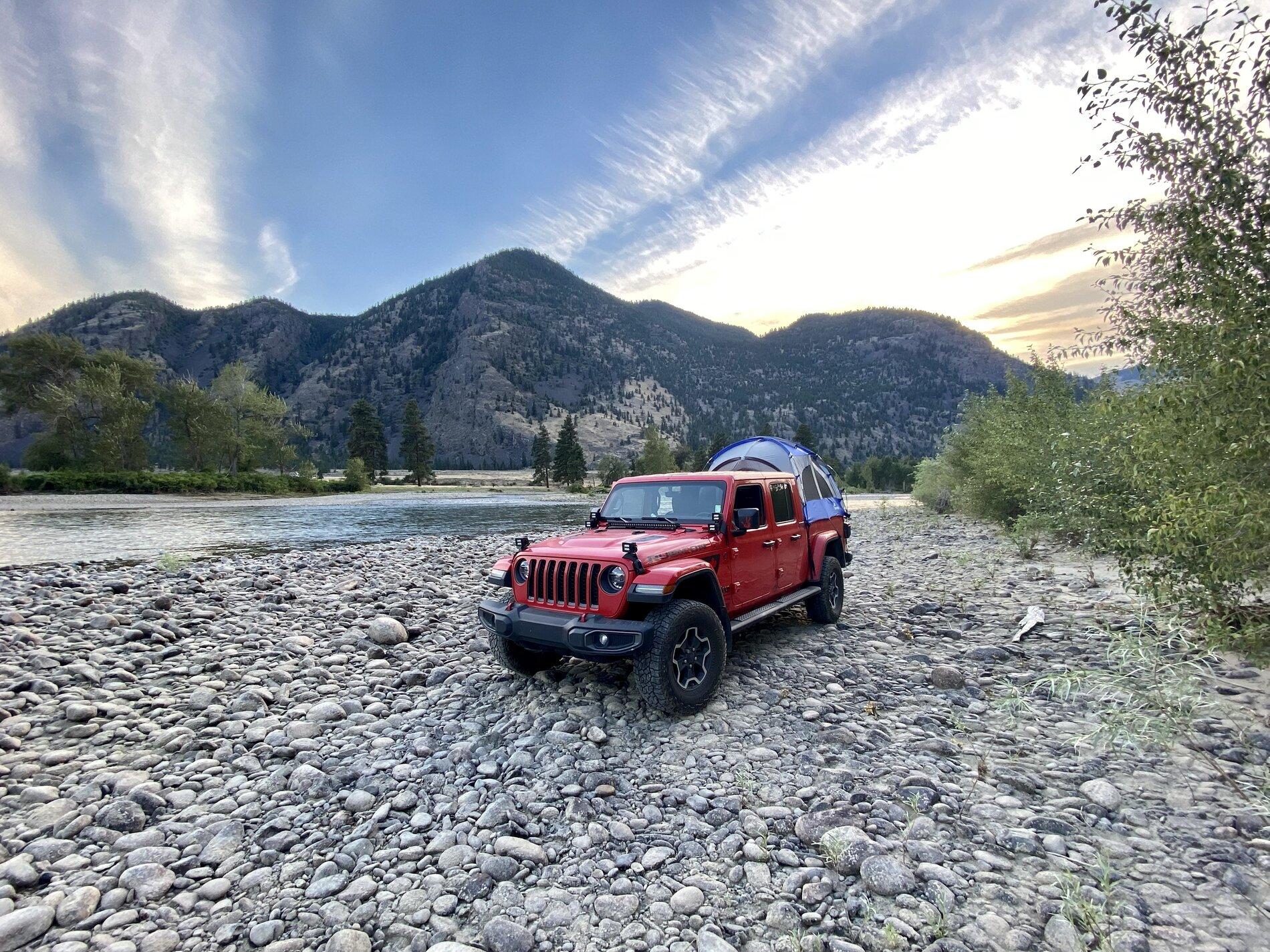 Jeep Gladiator Gladiator Glamour Shots FE13CEEB-3232-4ED4-826D-F6E4E25E6E53