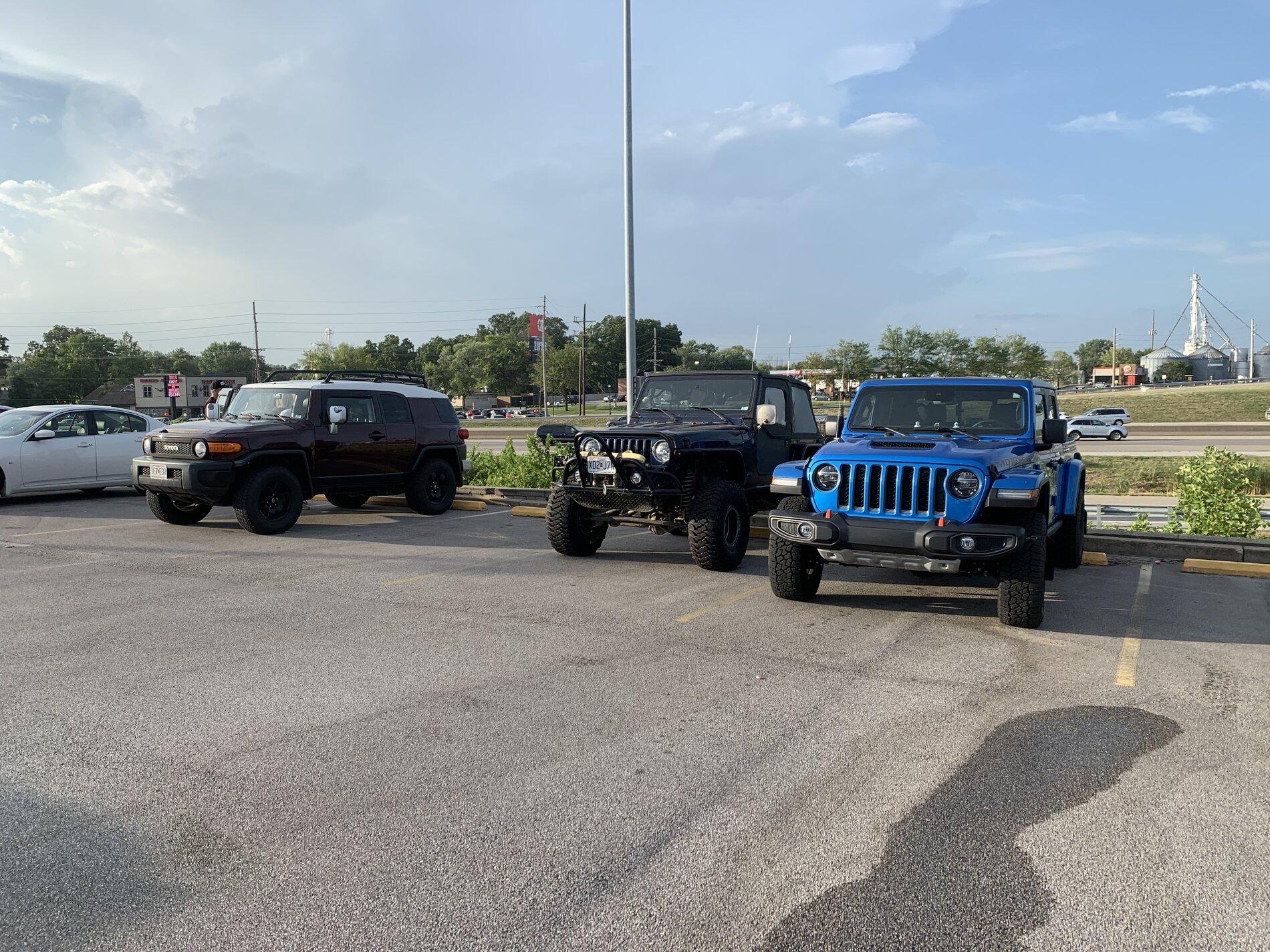 Jeep Gladiator Jeeps Parking Next To Jeeps A000A7DE-3301-41BD-B7E4-3E8A6EF93C77