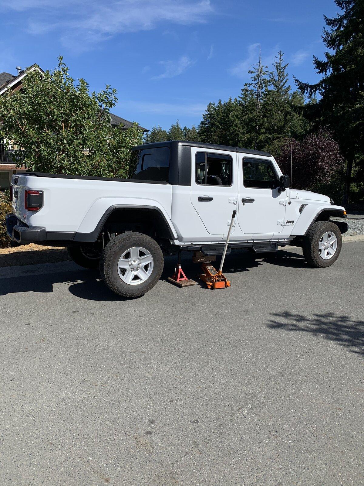 Jeep Gladiator Air Lift 60830 install image_67191041.JPG