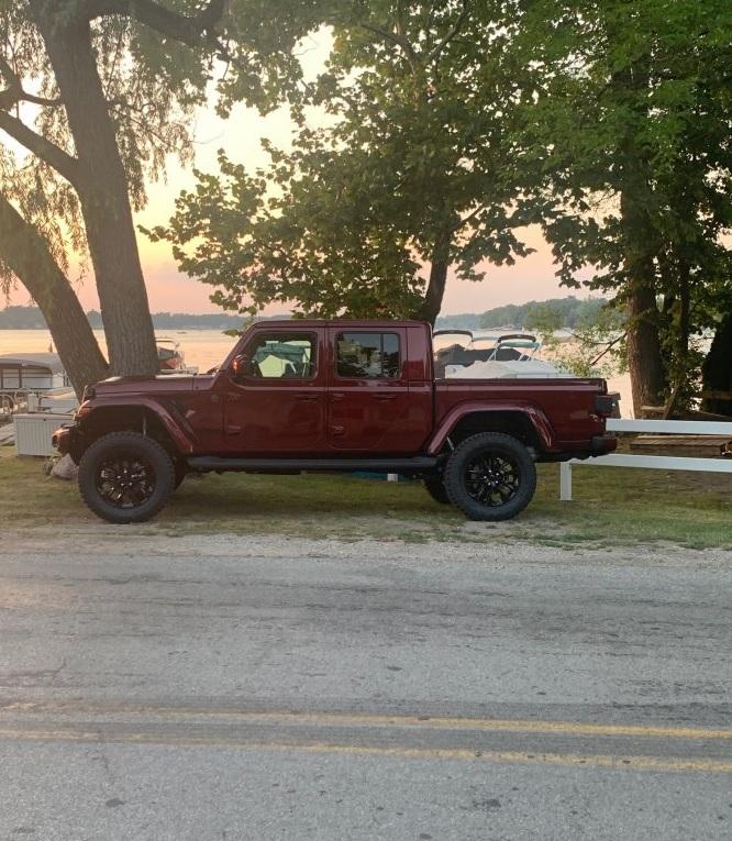 Jeep Gladiator 21 Gladiator Rubicon with 33s - lift? Gladiator side profile