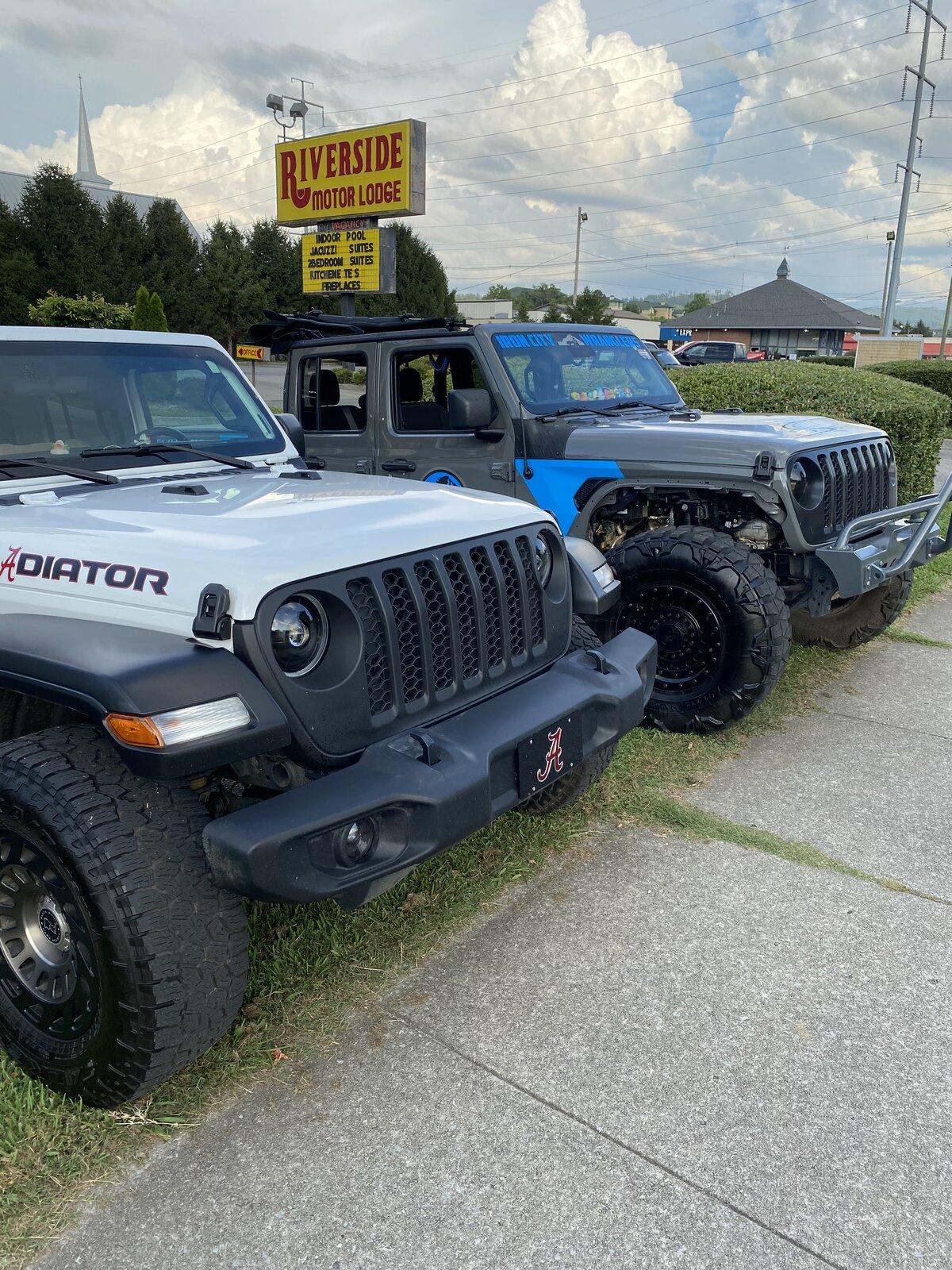 Jeep Gladiator Jeeps Parking Next To Jeeps 9F6D595D-A566-42FC-94B2-086E07E42F03