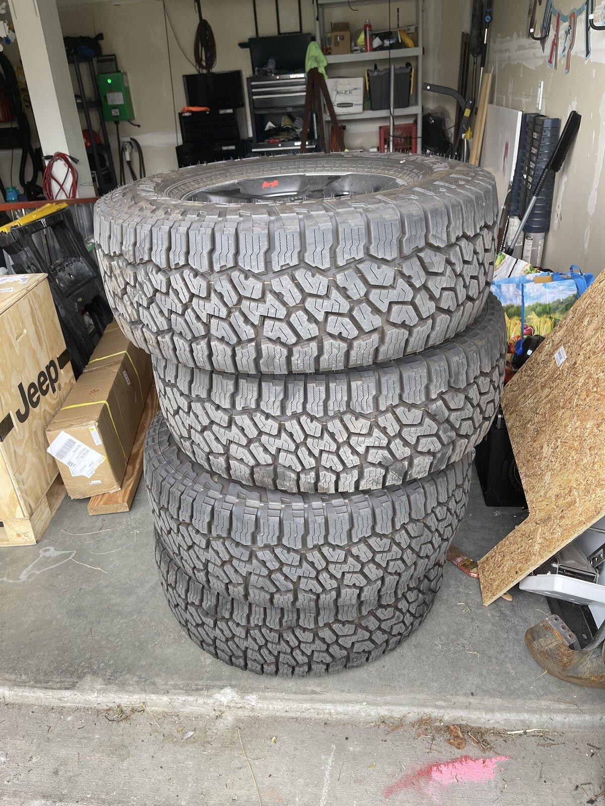 Jeep Gladiator Rubicon wheels and tires 514377B5-6CCA-4EDA-A523-2093B9FD0C38