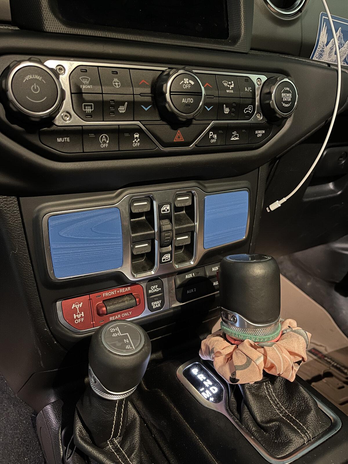 Jeep Gladiator USB split behind dash? IMG_0968