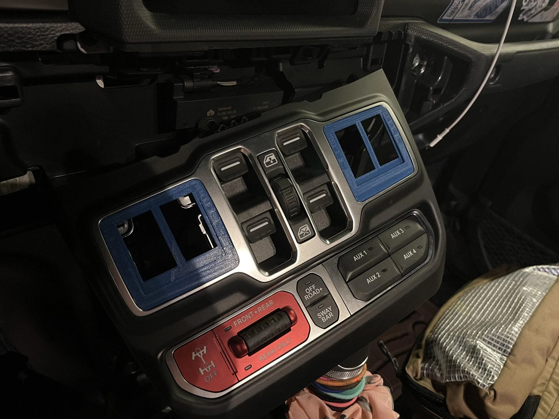 Jeep Gladiator USB split behind dash? IMG_0925