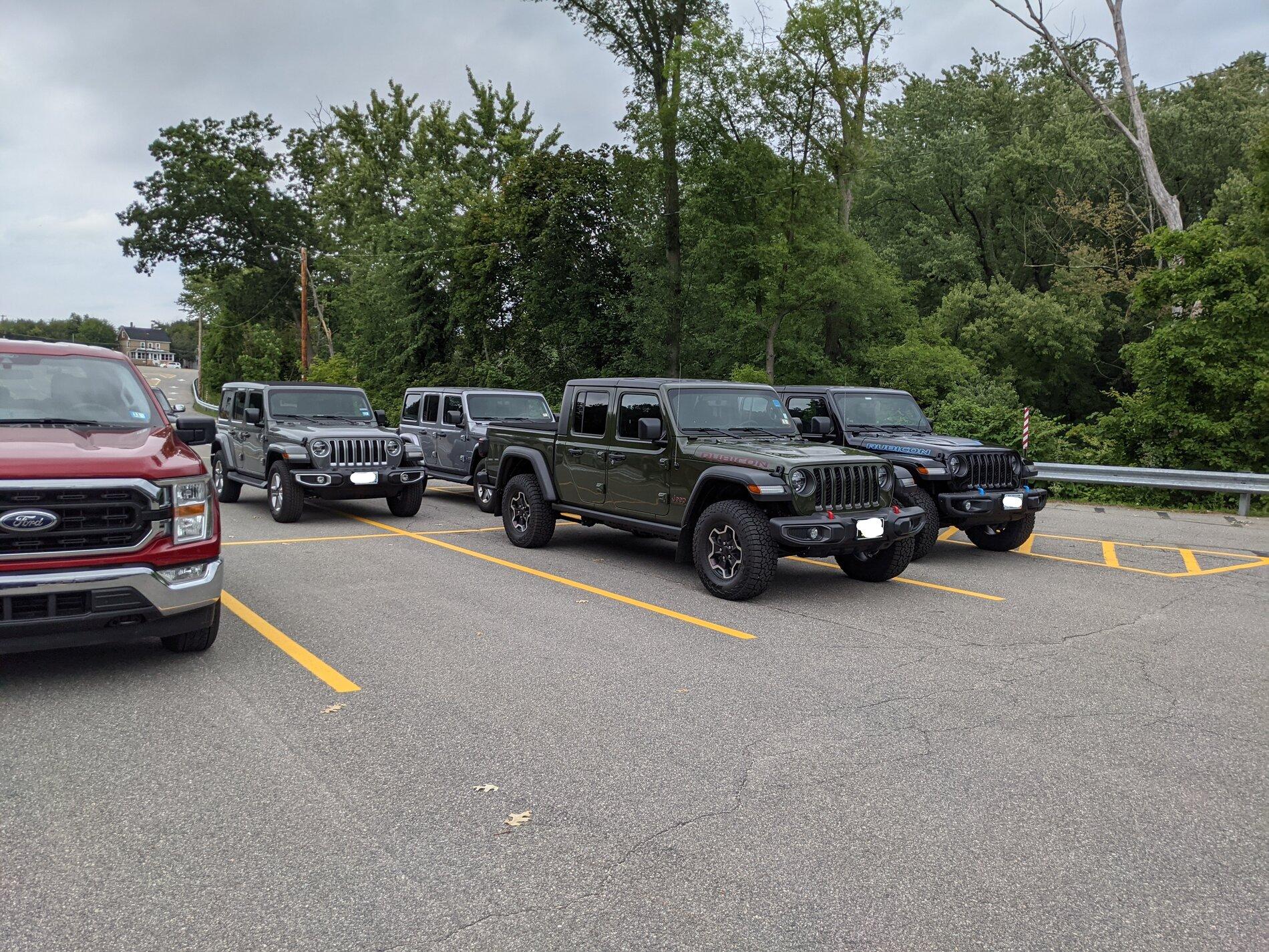 Jeep Gladiator Jeeps Parking Next To Jeeps InkedPXL_20210830_154712131_LI